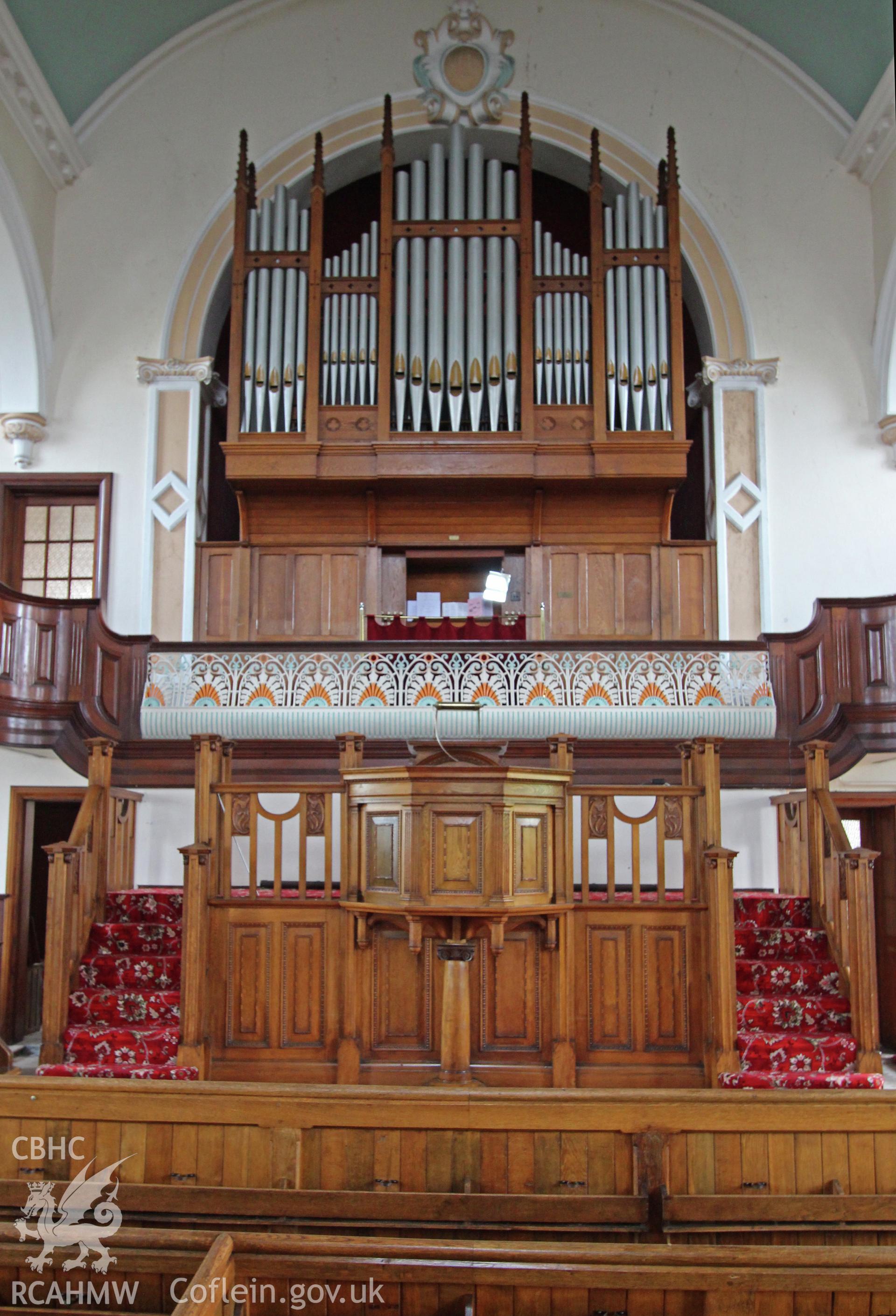 Bethel Independent Chapel, Pen-Clawdd, interior detail of pulpit and organ