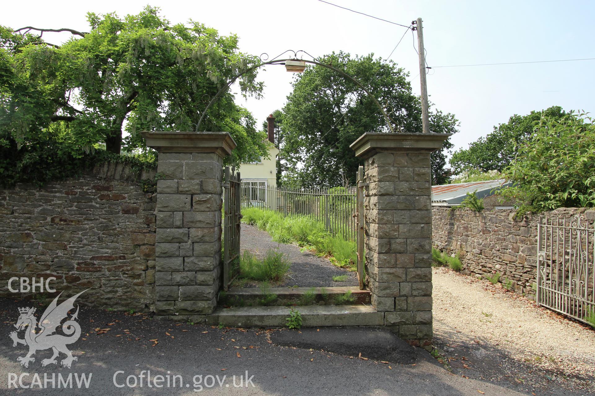 Bethel Independent Chapel, Pen-Clawdd, entrance gate at north-east corner of grounds