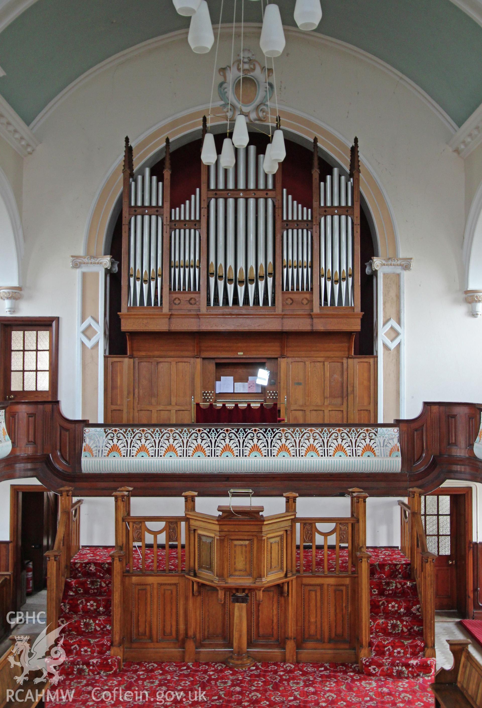 Bethel Independent Chapel, Pen-Clawdd, interior detail of pulpit and organ