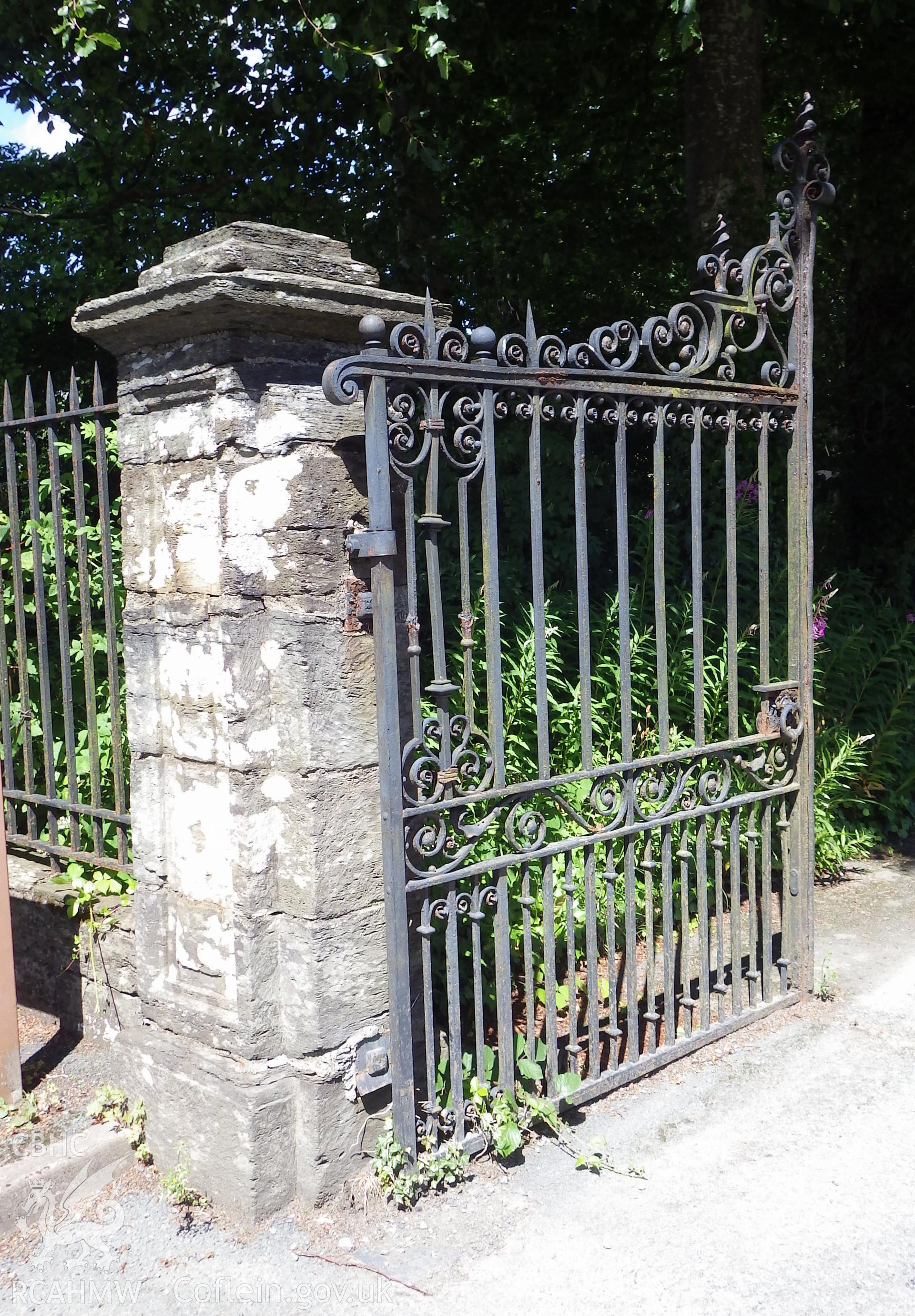 Stone gate column and gate