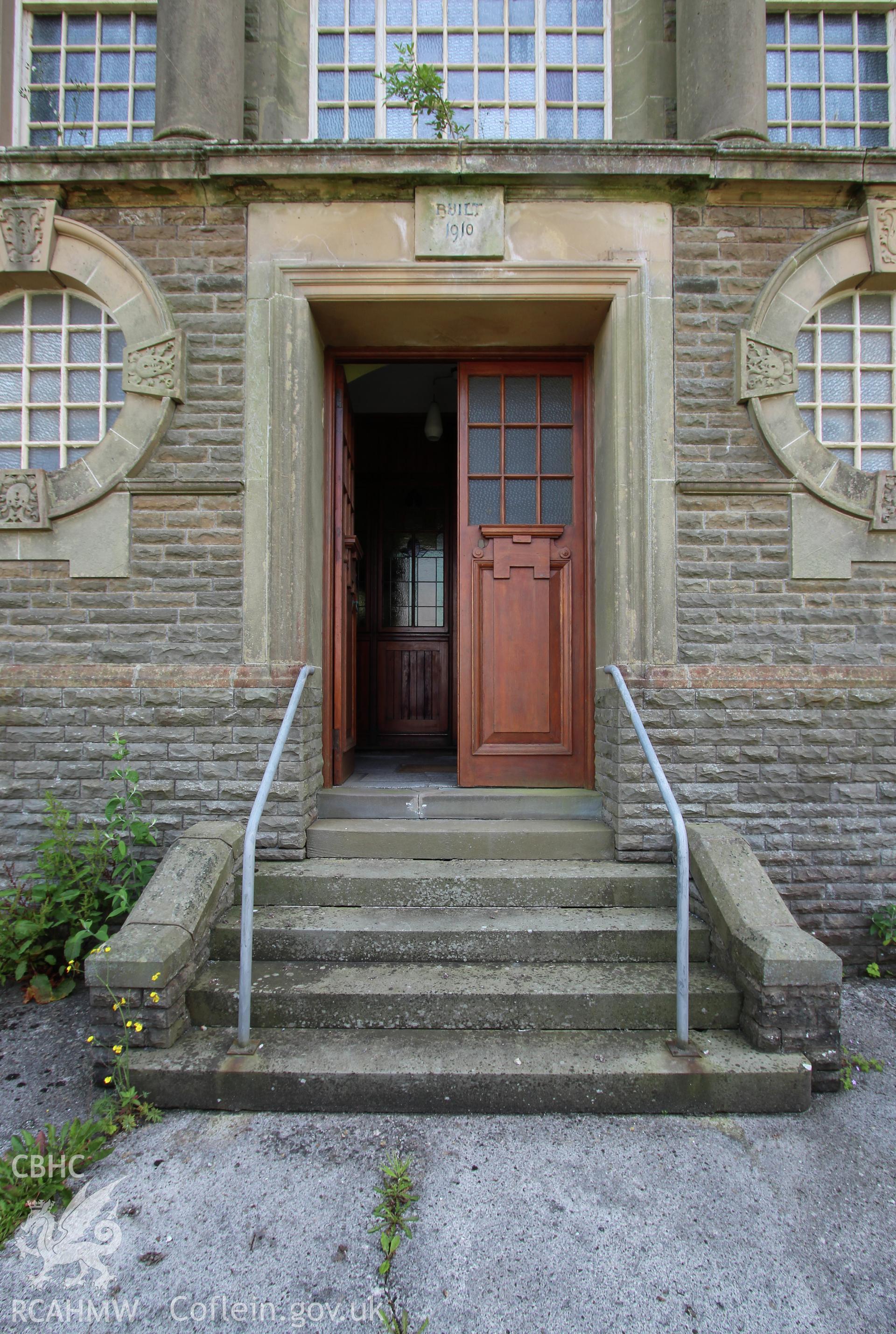 Bethel Independent Chapel, Pen-Clawdd, detail of main door