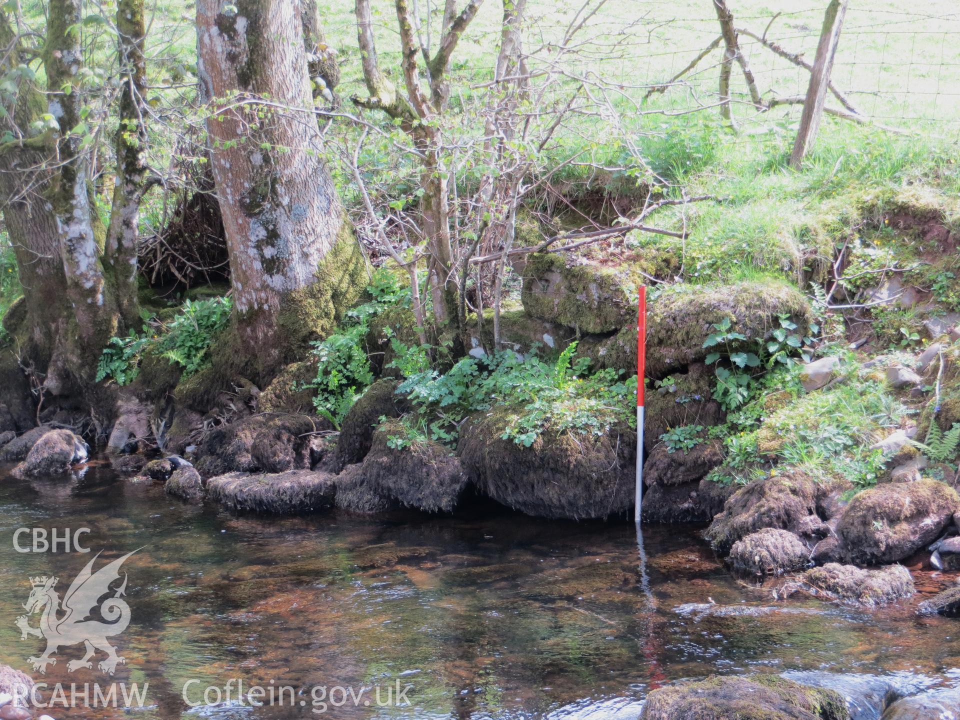 Abutment of measuring weir from the south; 1m scale.