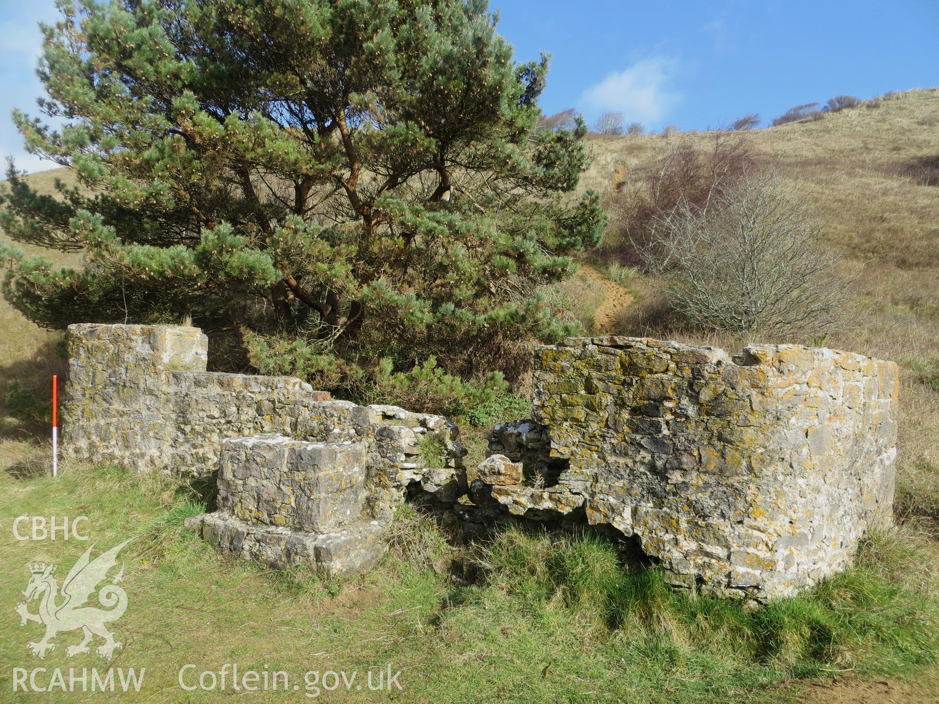 Markers' hut from the south; 1m scale.