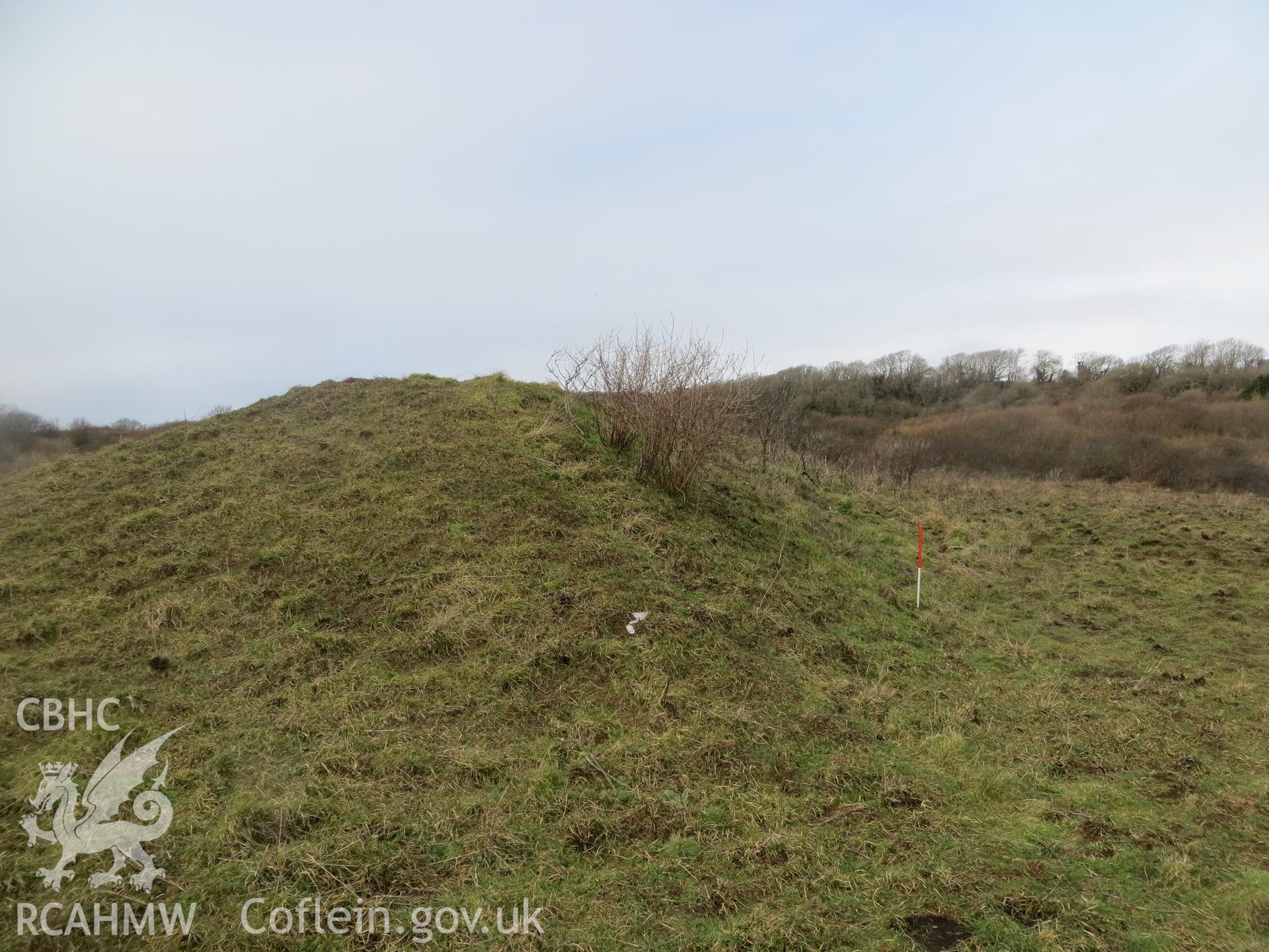 North end of mound; 1m scale.