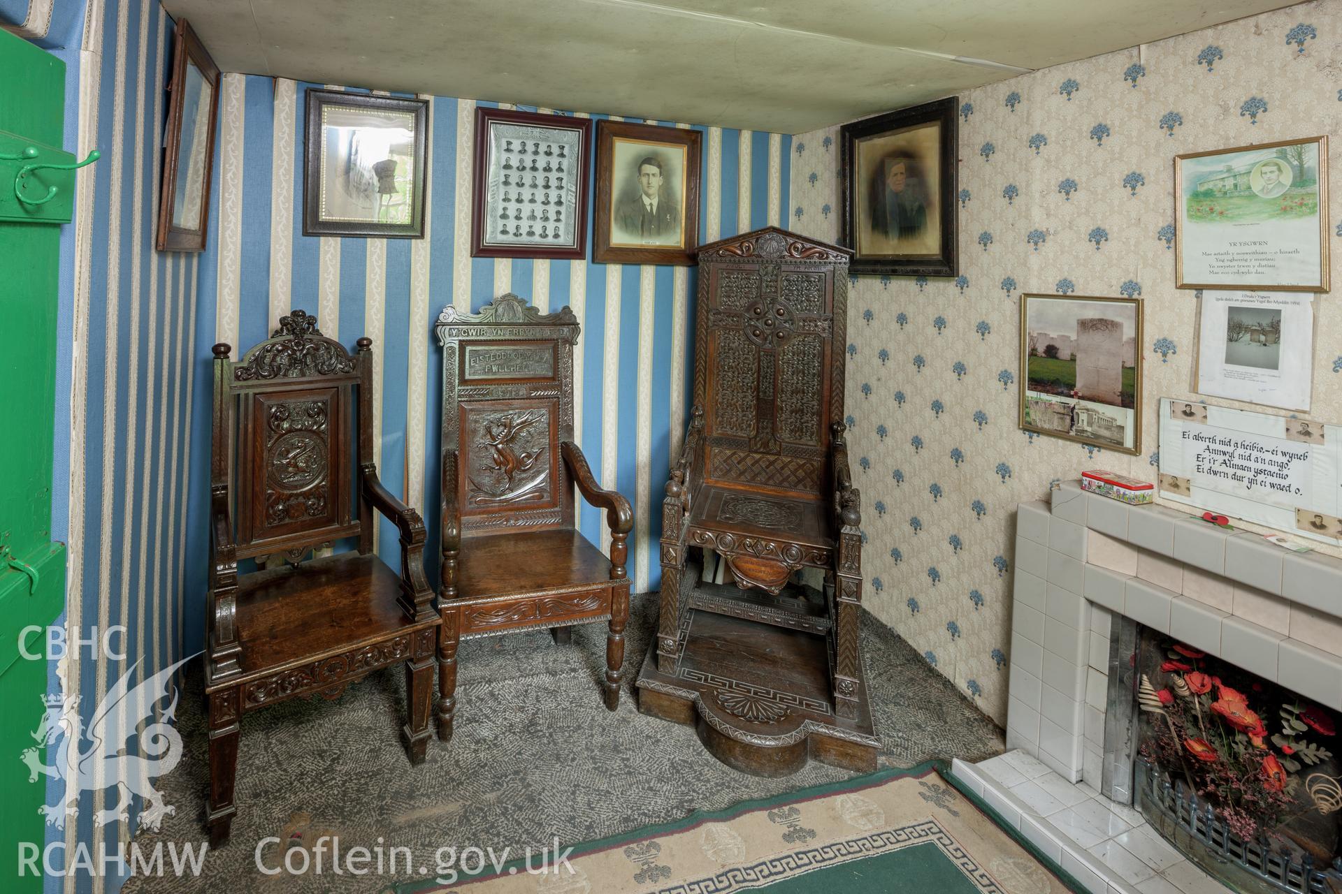 Parlour, "gadair ddu" on the right