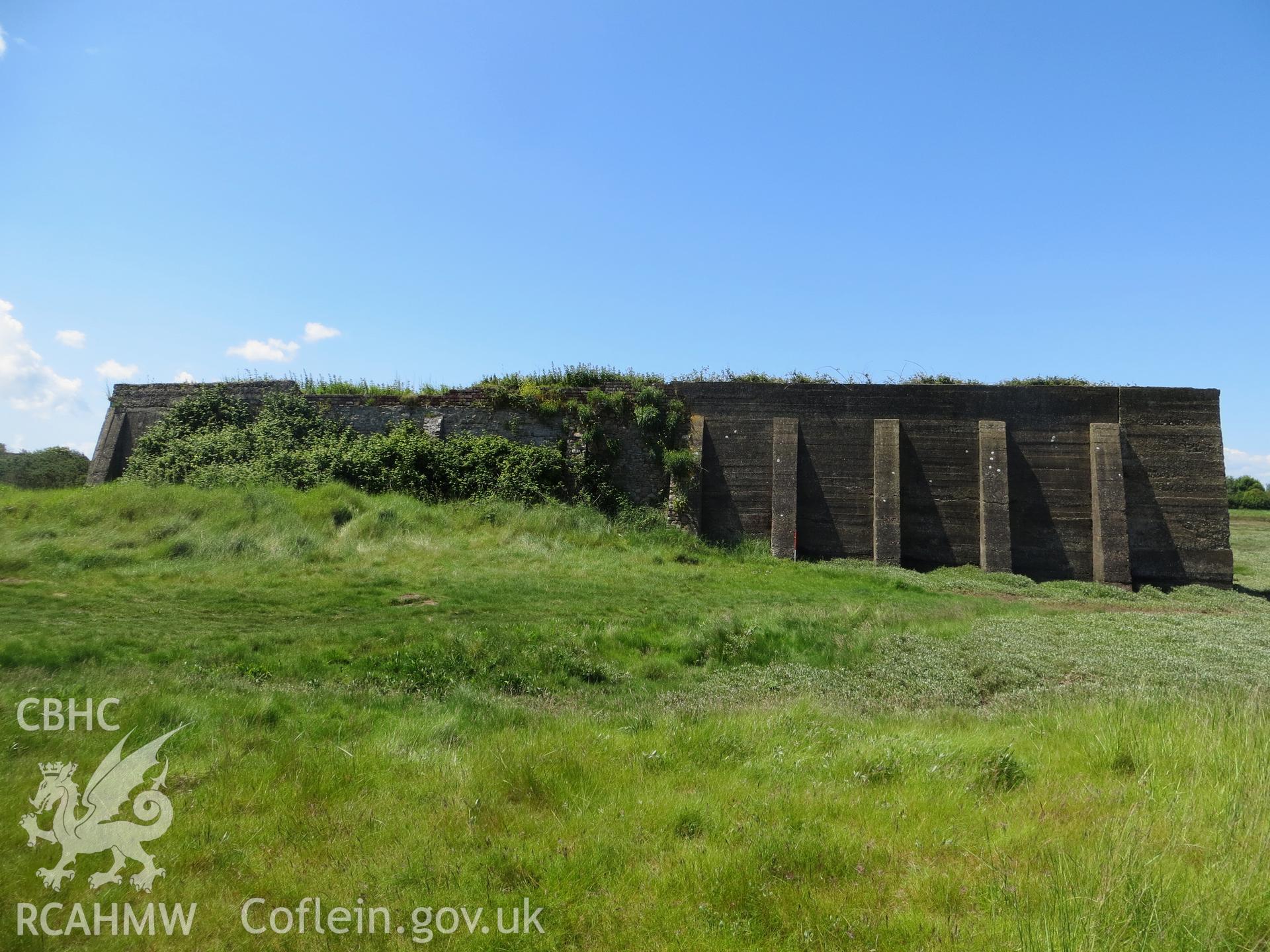 Revetment wall of stop-butt seen from the rear (east).