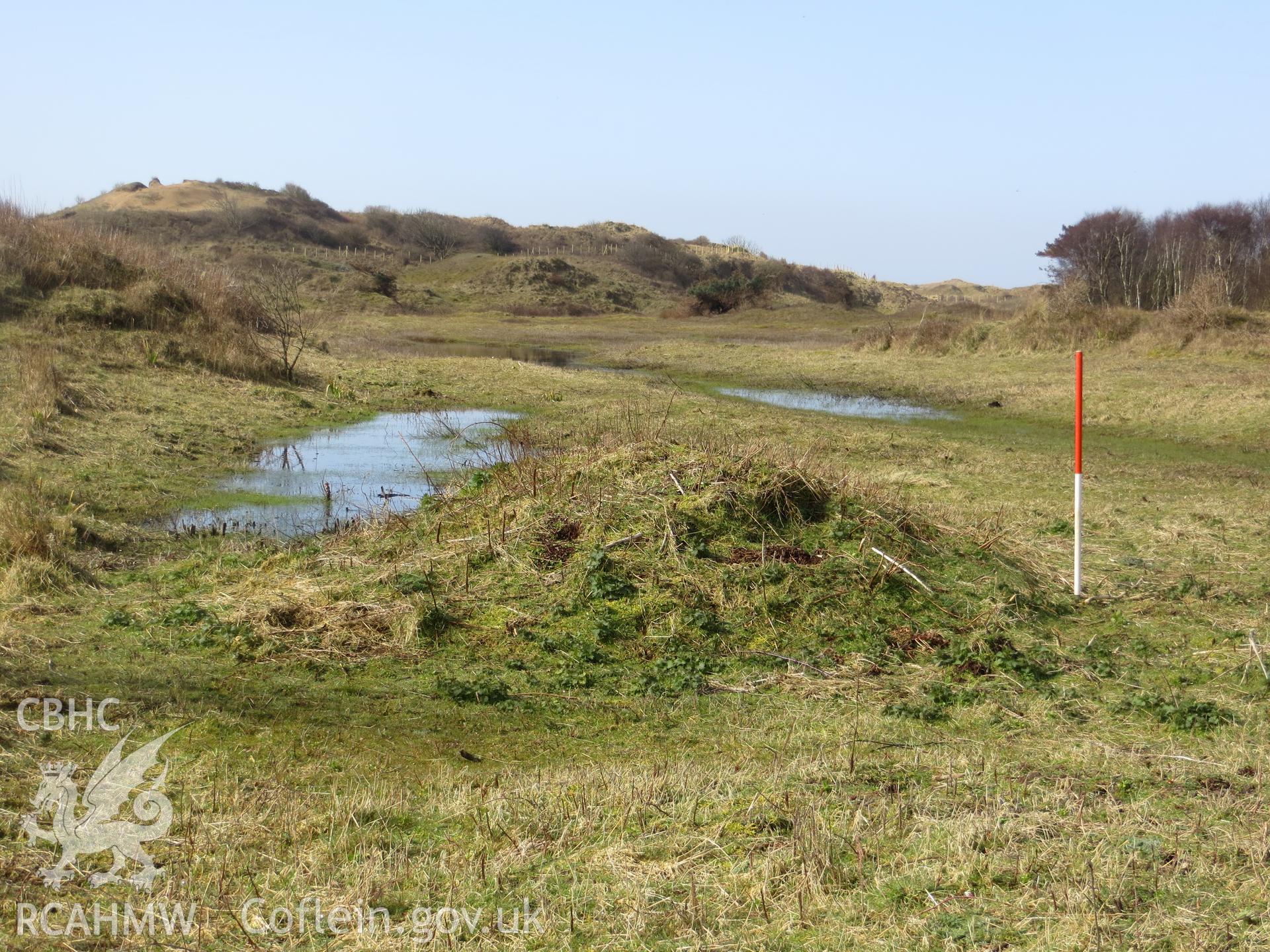 Mound at 400 yard firing position seen from the east, targets to right of picture; 1m scale.