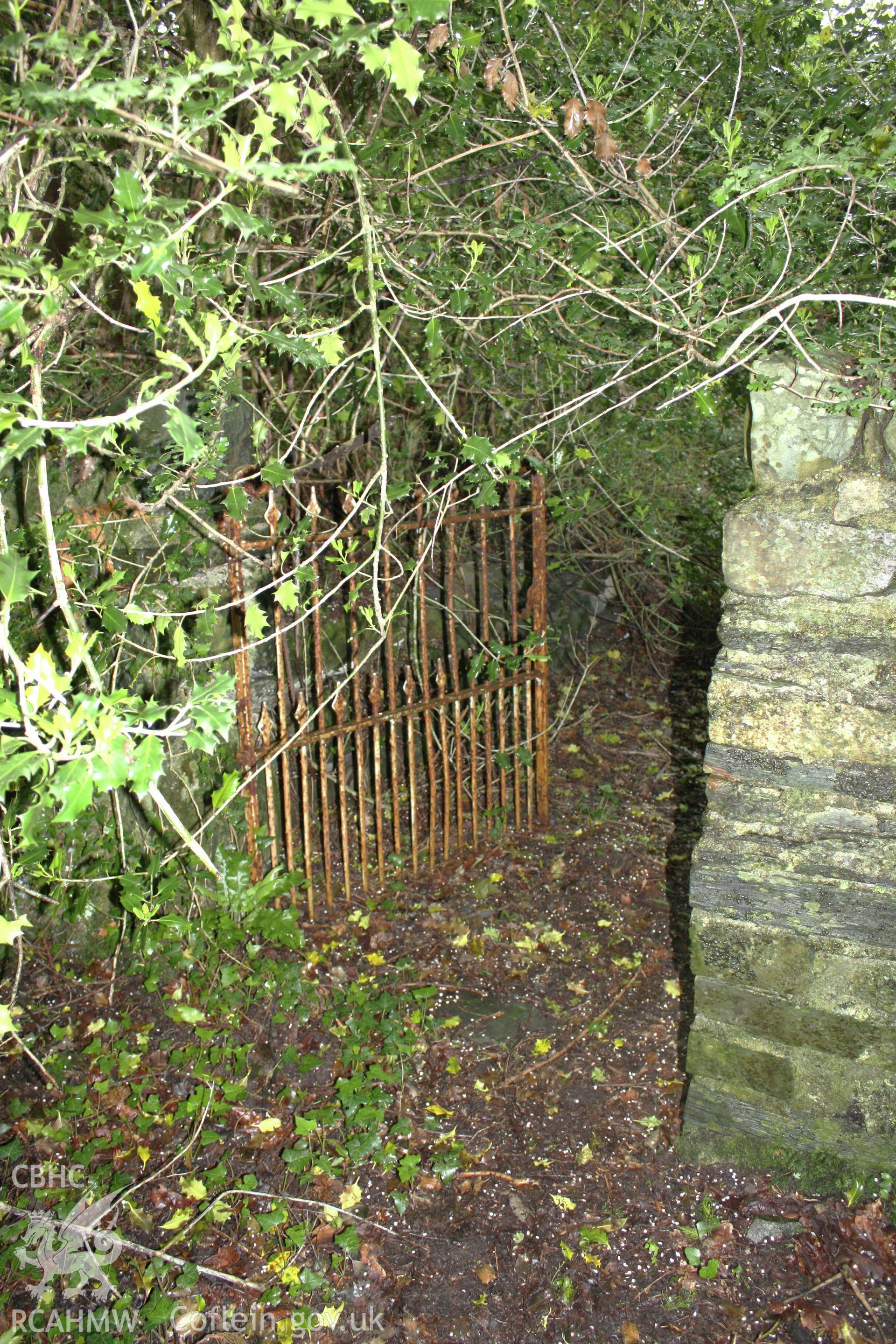 Sardis Chapel, detail of gateway leading to west entrance