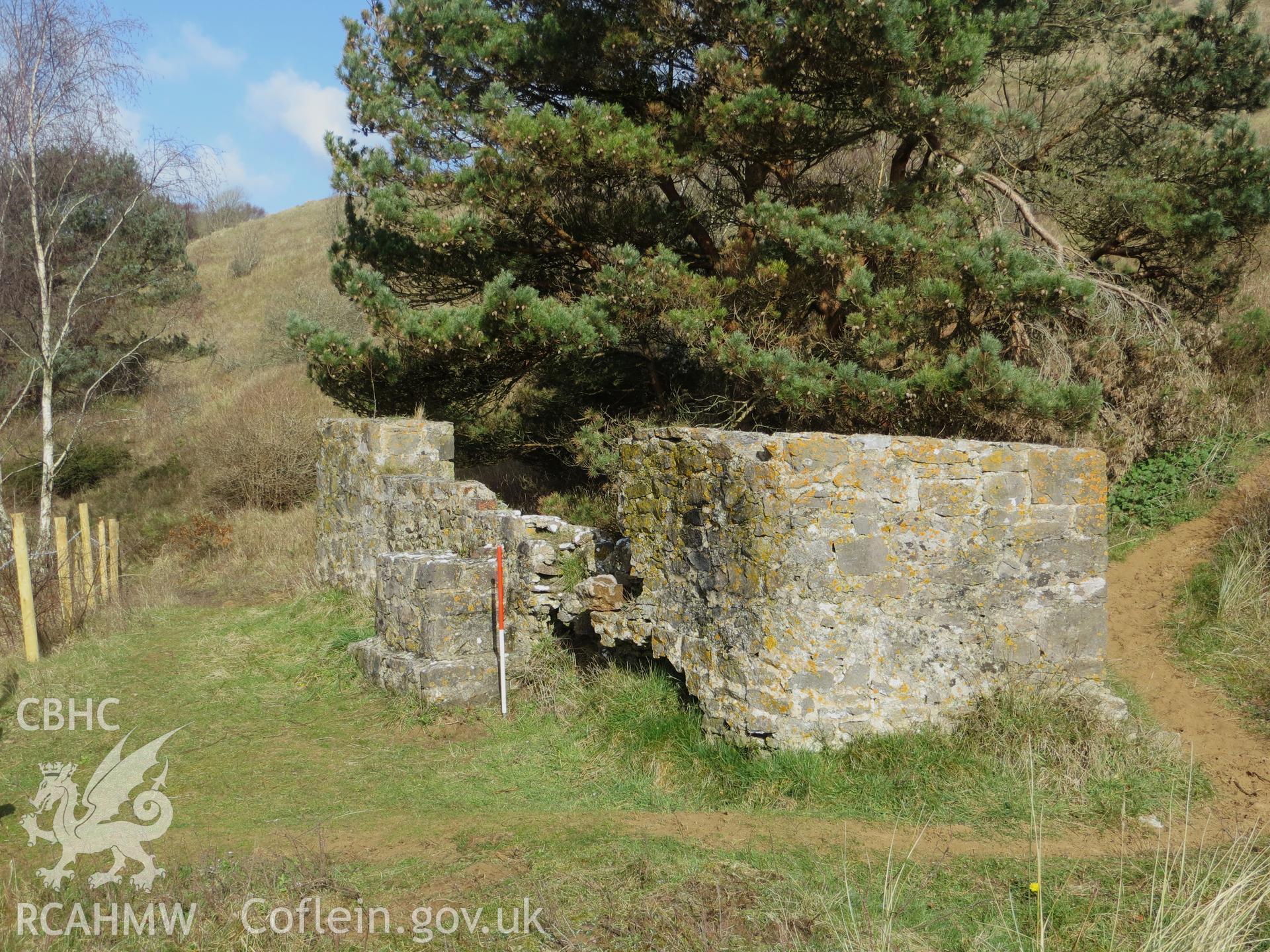 Remains of markers' hut (?) from the south-east; 1m scale.