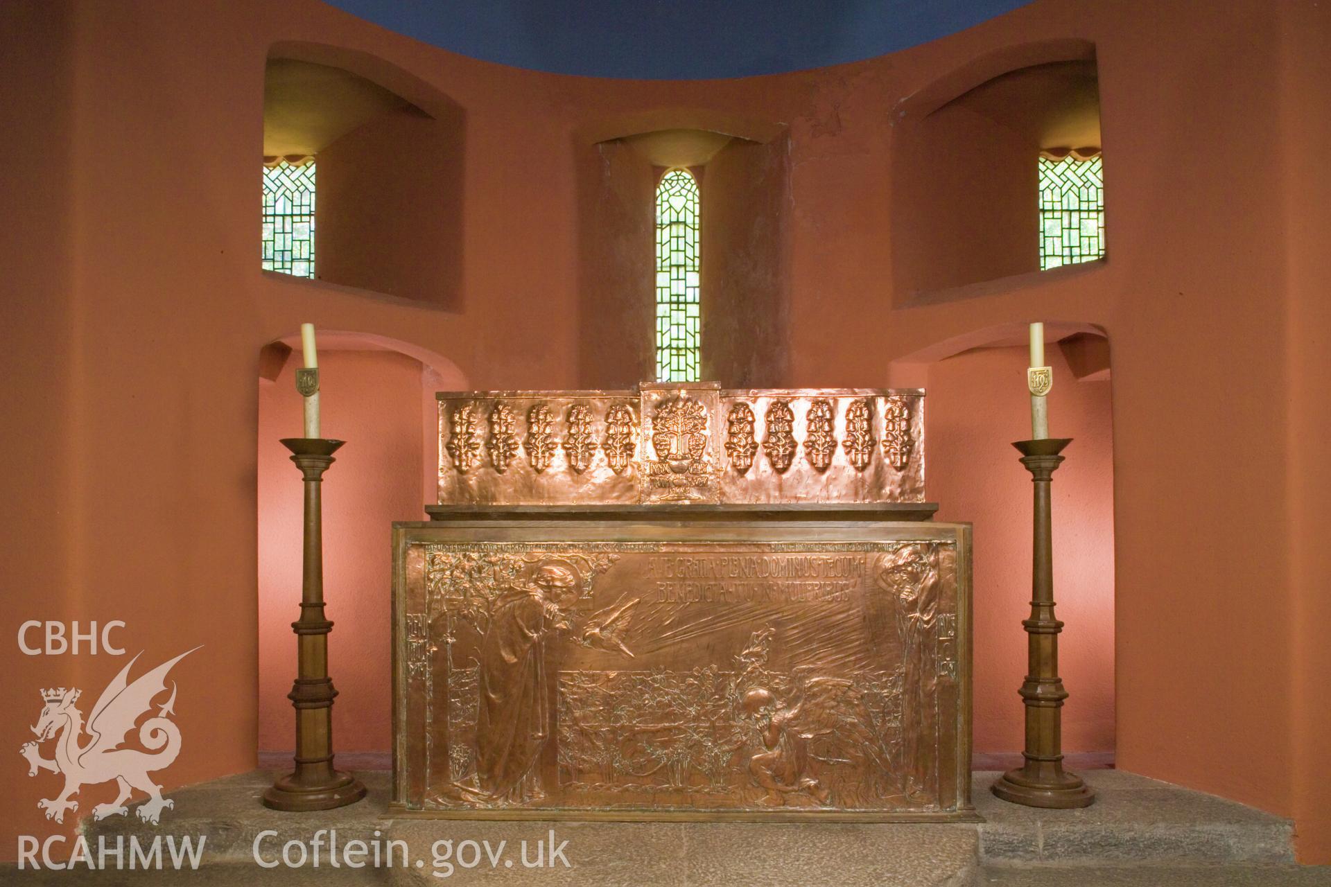 Interior, altar