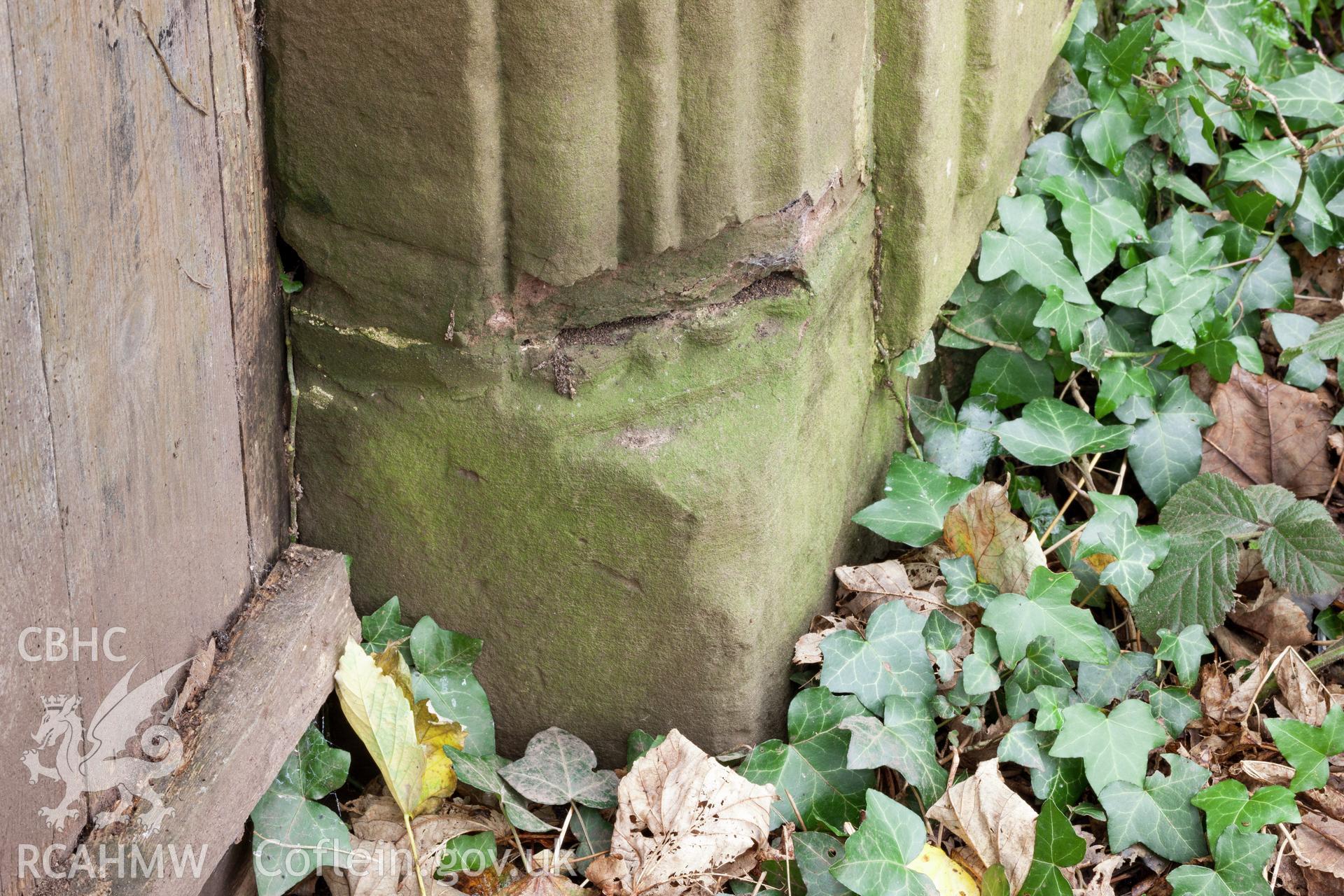 Stop moulding on gateway pillar