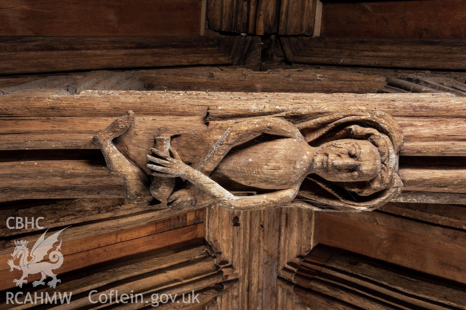 Interior, roof, intermediate beam (4/5) centre decoration