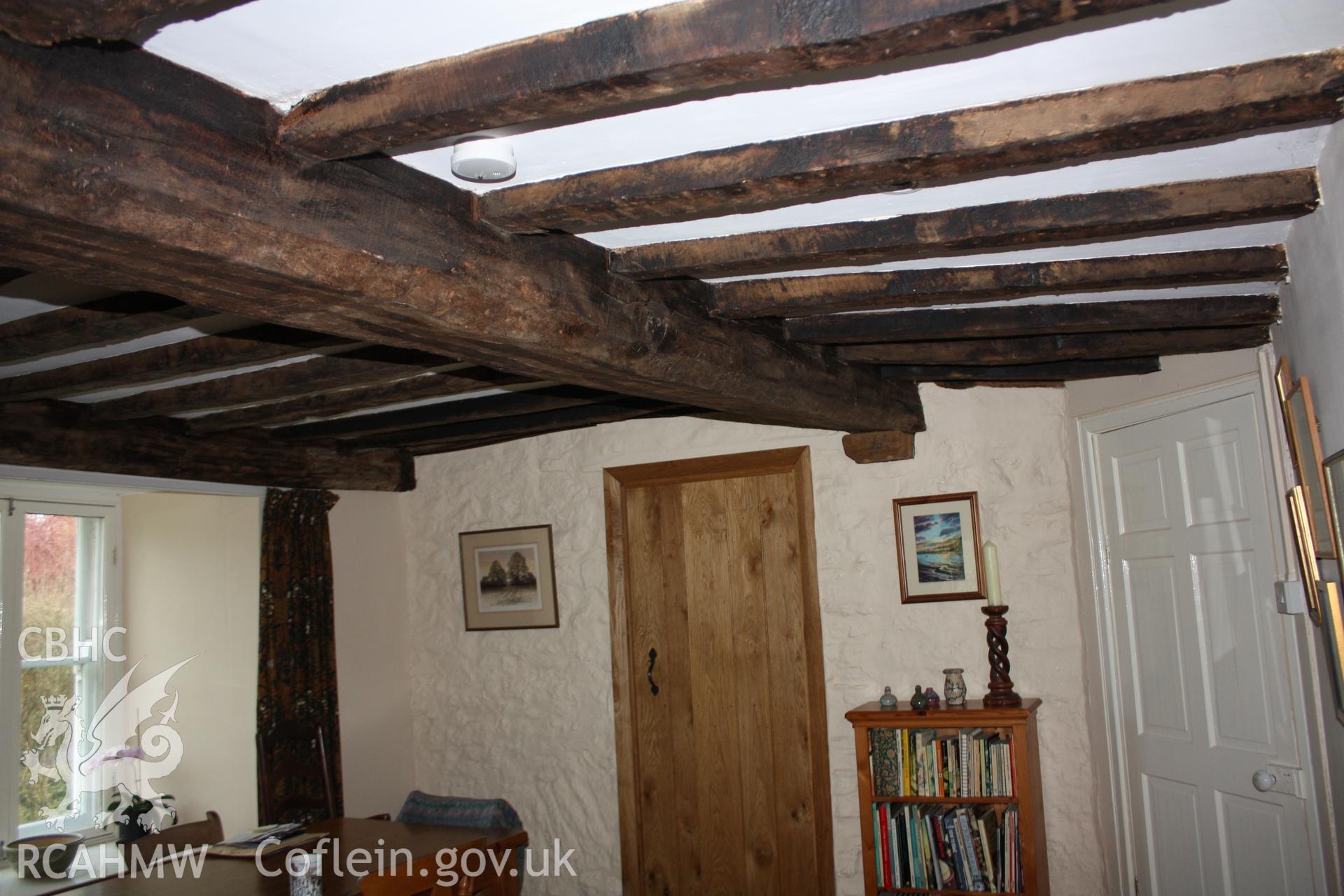 Cross-wing rear parlour showing ceiling-beams and foundation arch.