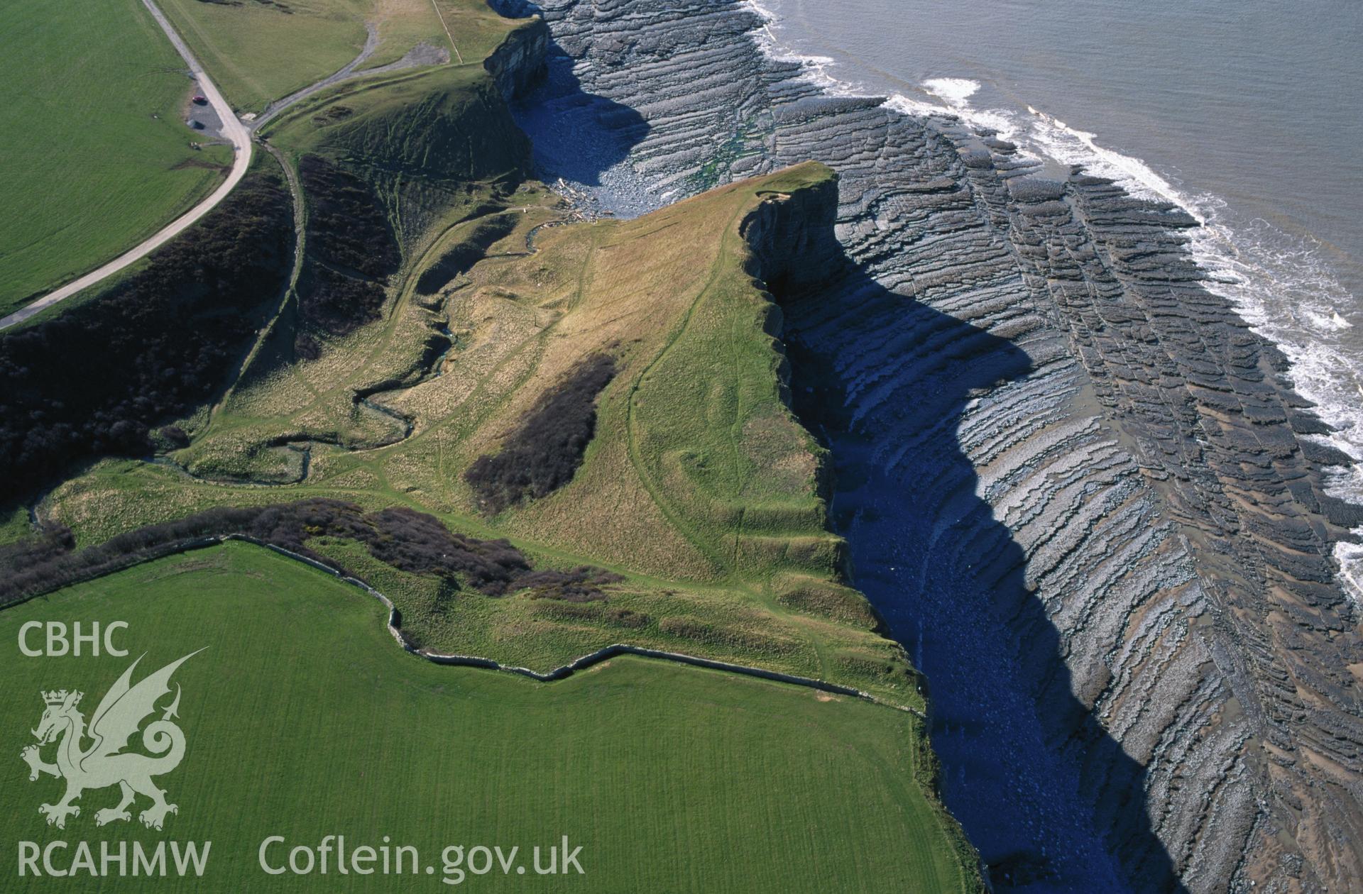 RCAHMW colour oblique aerial photograph of Nash Point Promontory Fort taken on 29/03/1995 by C.R. Musson