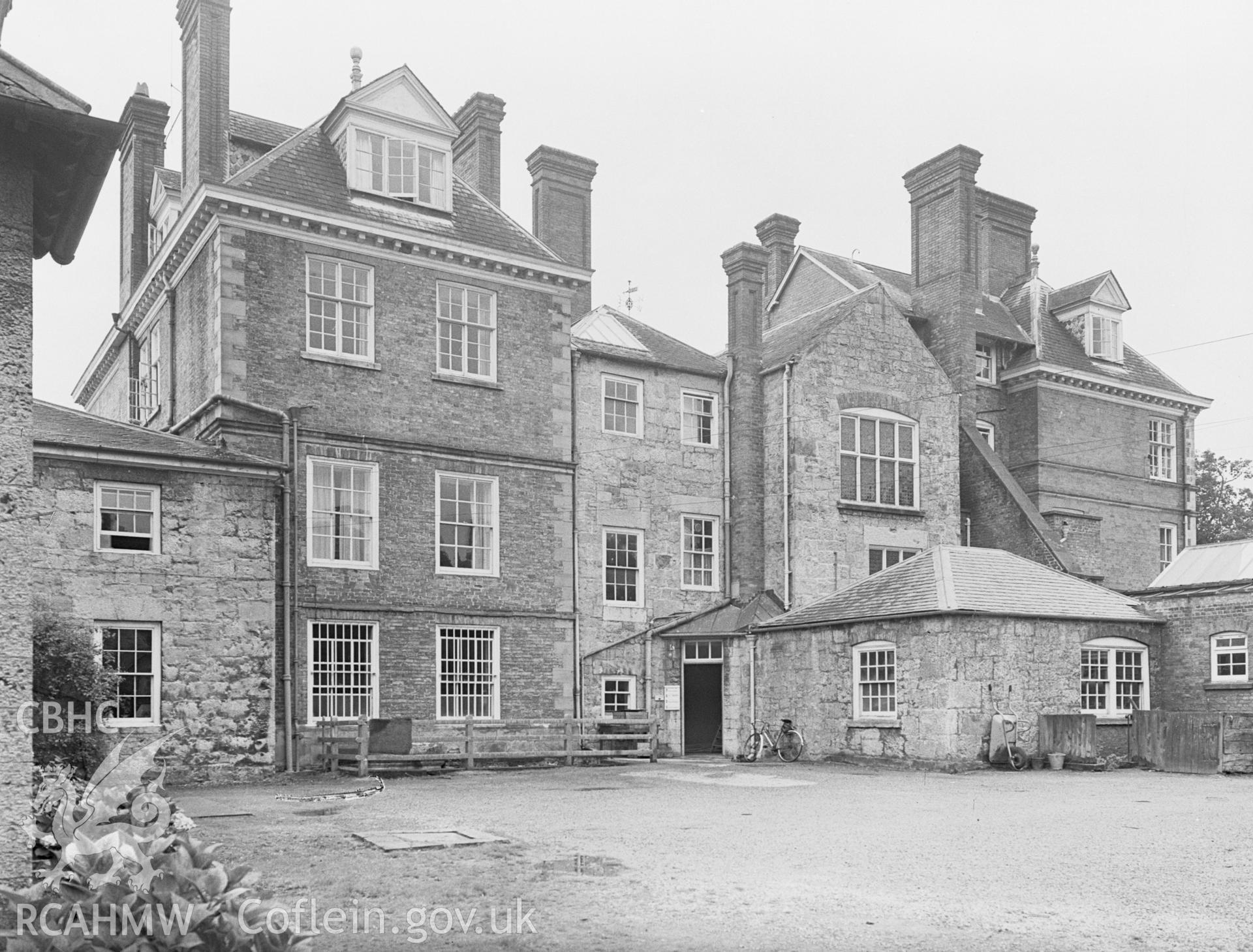 A photo of the north east doorway, has no decorative features..