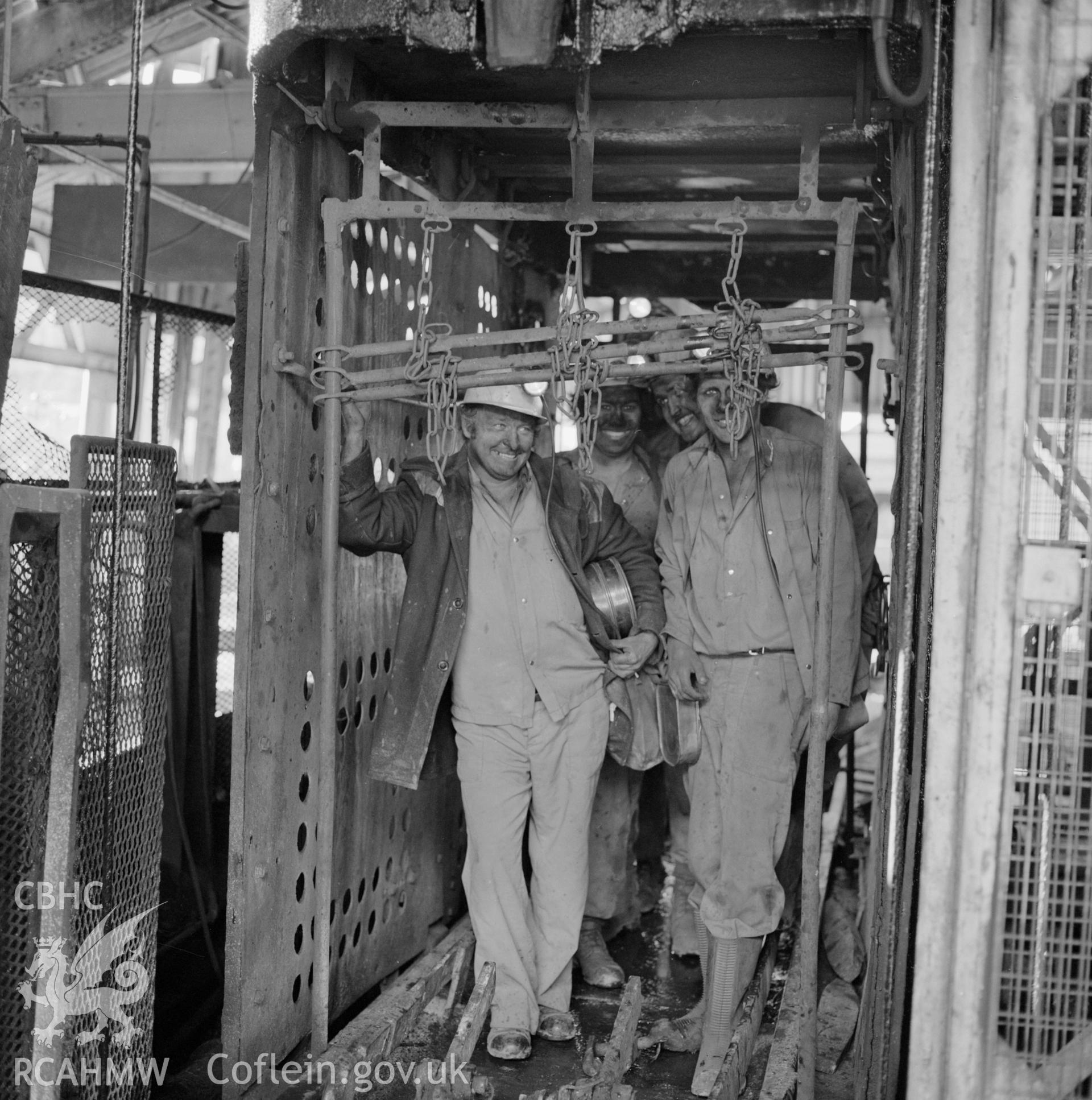 Afternoon shift in cage (Cornwell ref: MV7). NA/GEN/90/047e