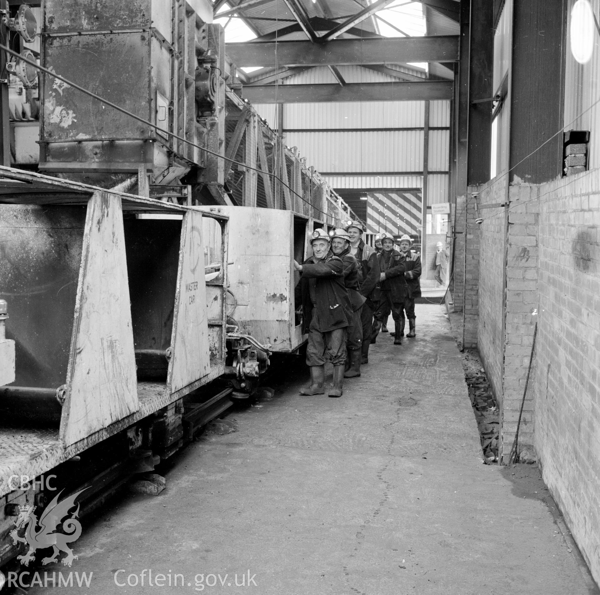 Men boarding man-rider (Cornwell ref: 2098H). NA/GEN/90/047e
