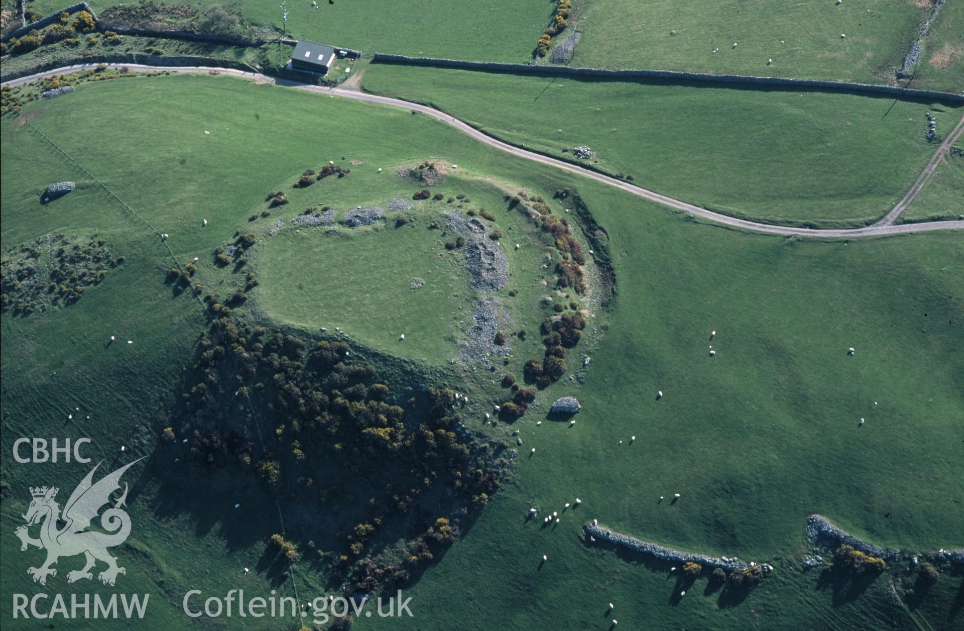 RCAHMW colour oblique aerial photograph of Castell-y-gaer taken on 12/04/1995 by C.R. Musson