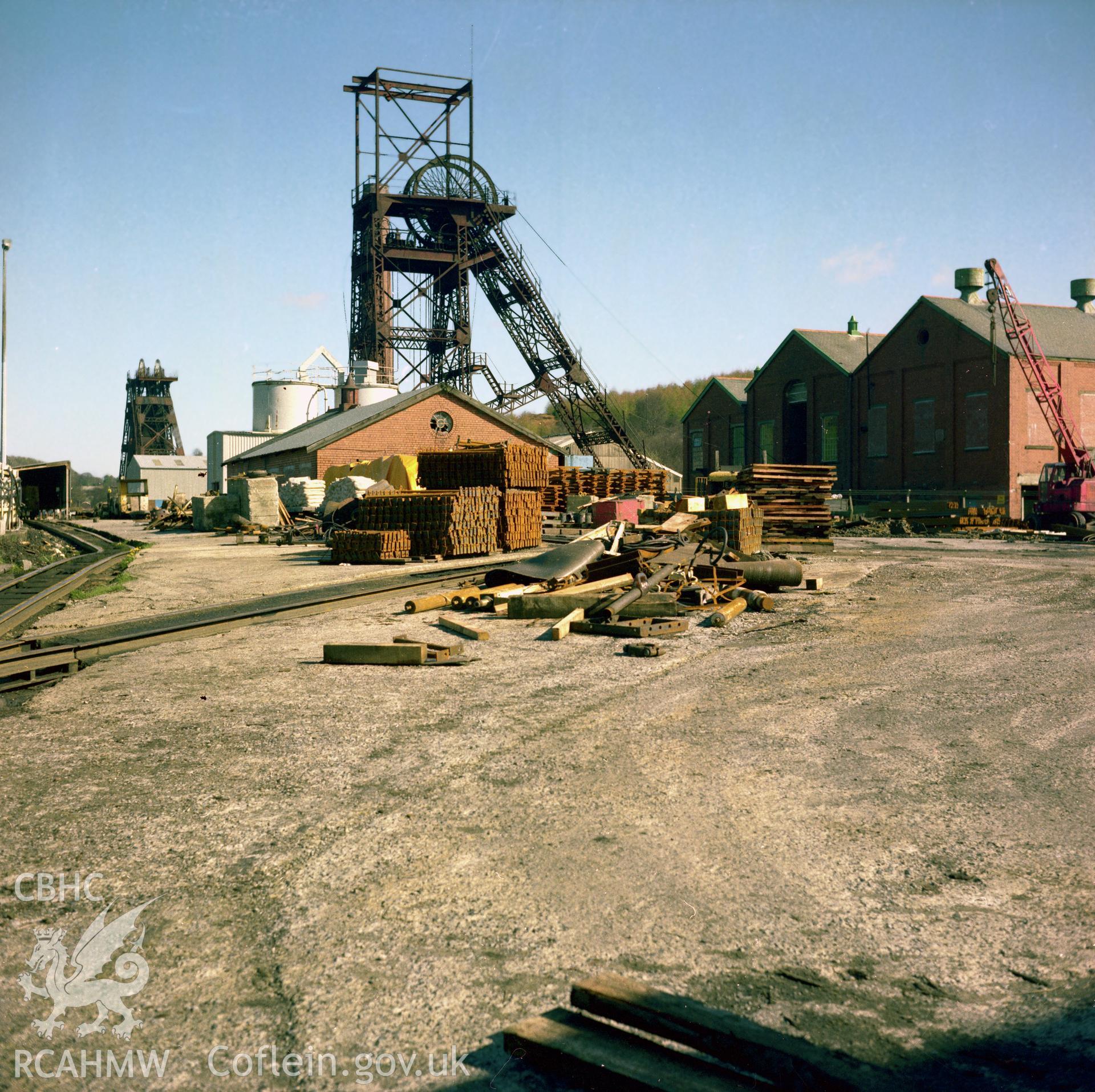 Headframe. NA/GEN/90/047e