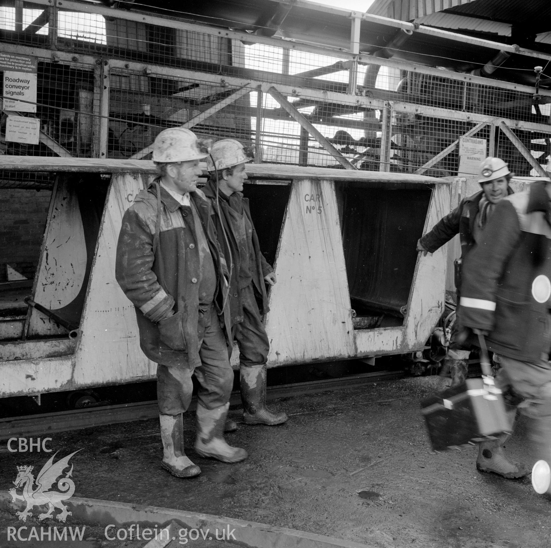 Men boarding man-rider (Cornwell ref: 2098H). NA/GEN/90/047e