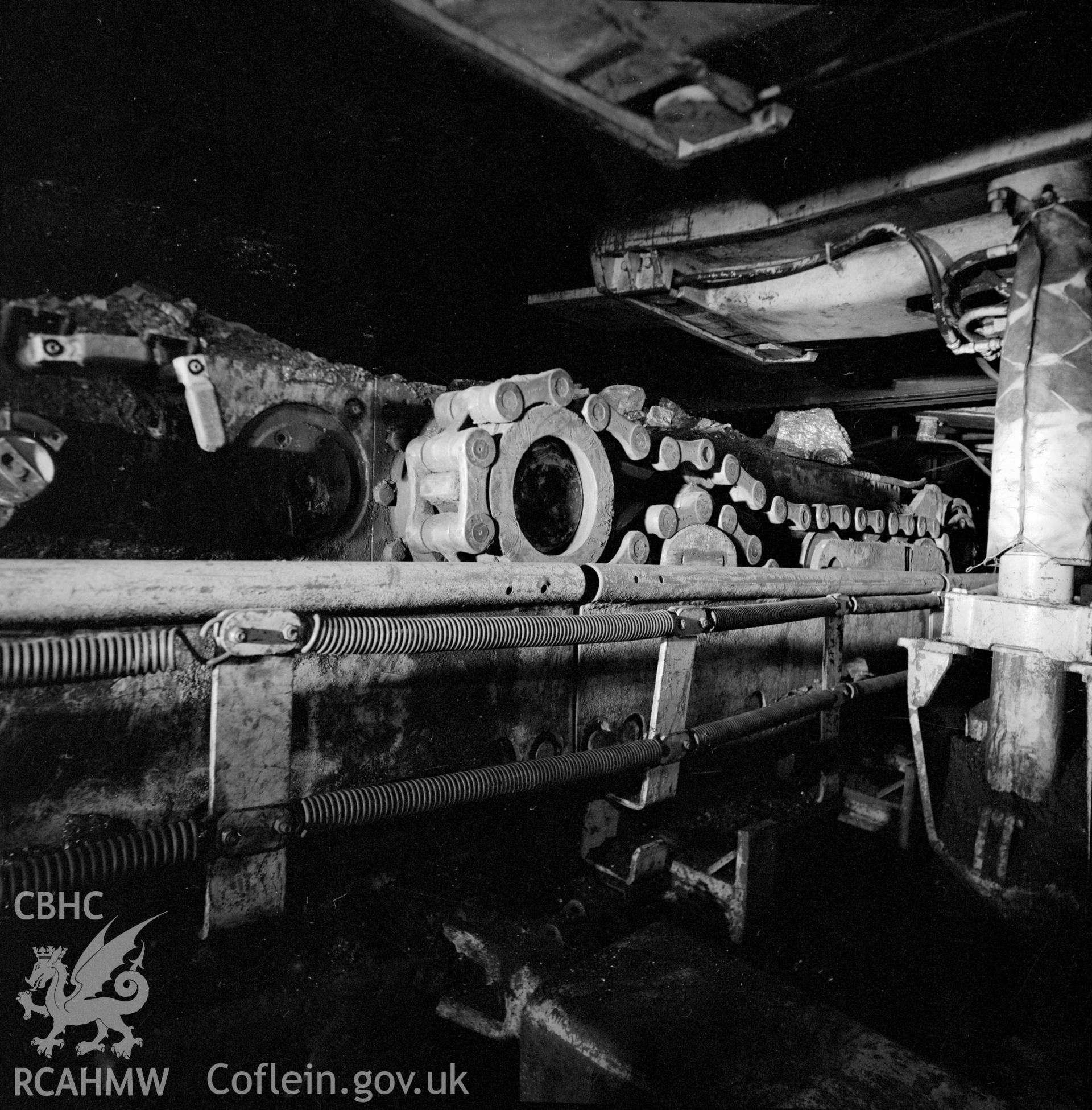 Chain drive of shearer above coal face (Cornwell ref: 2098A). NA/GEN/90/047e