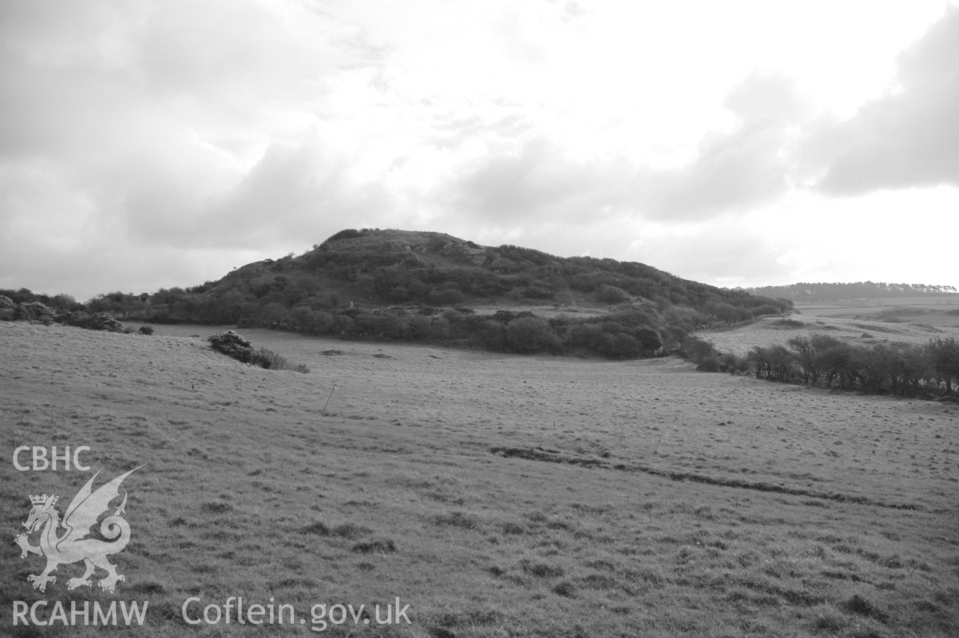 Din Dryfol Burial Chamber, hill from north-west.
