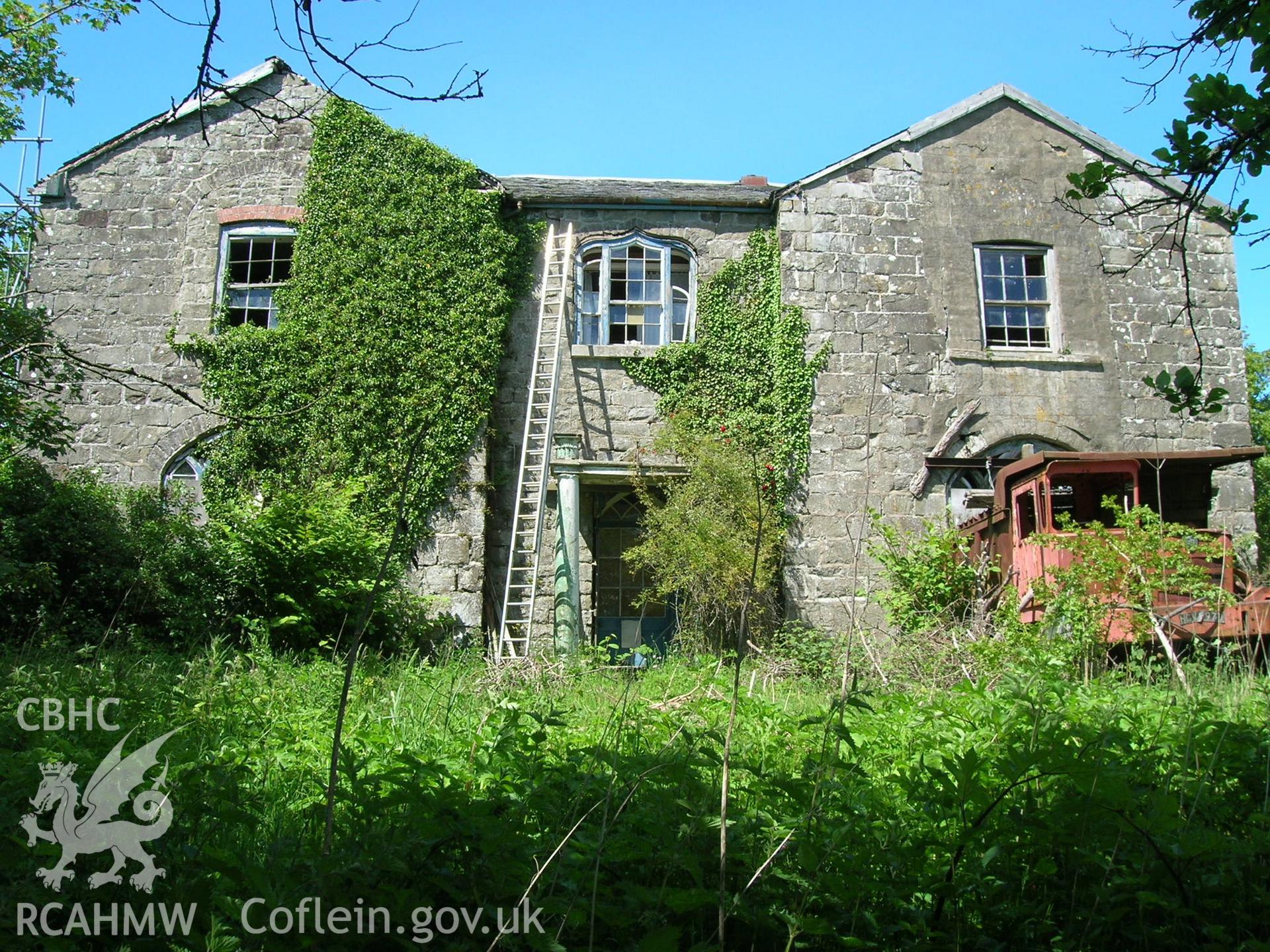 Digital photograph of Bryn Glas hall.