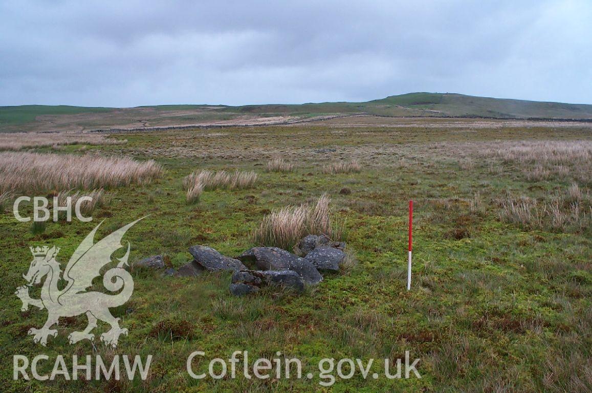 Digital photograph of Nant Cerrig-nadd Cairns taken on 27/05/2002 by Oxford Archaeology North during the Mynydd Hiraethog Upland Survey