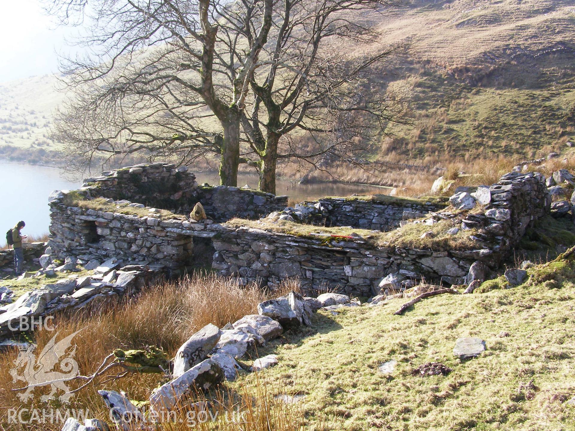Photograph of Farmstead north west of Llyn Y Dywarchen taken on 30/01/2006 by P.J. Schofield during an Upland Survey undertaken by Oxford Archaeology North.