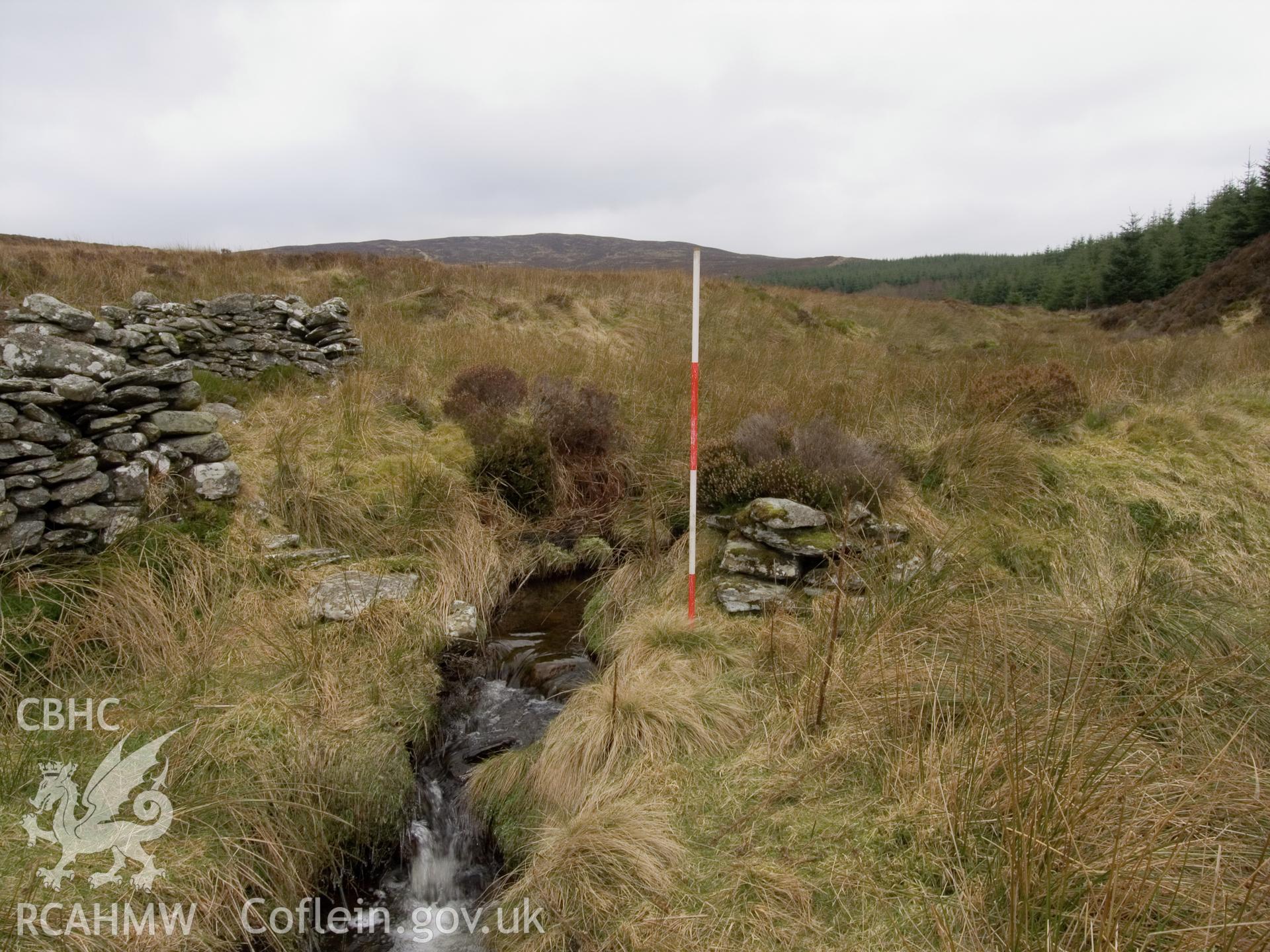 Dam wall, looking SE, with fold (nprn 513764) on the left.