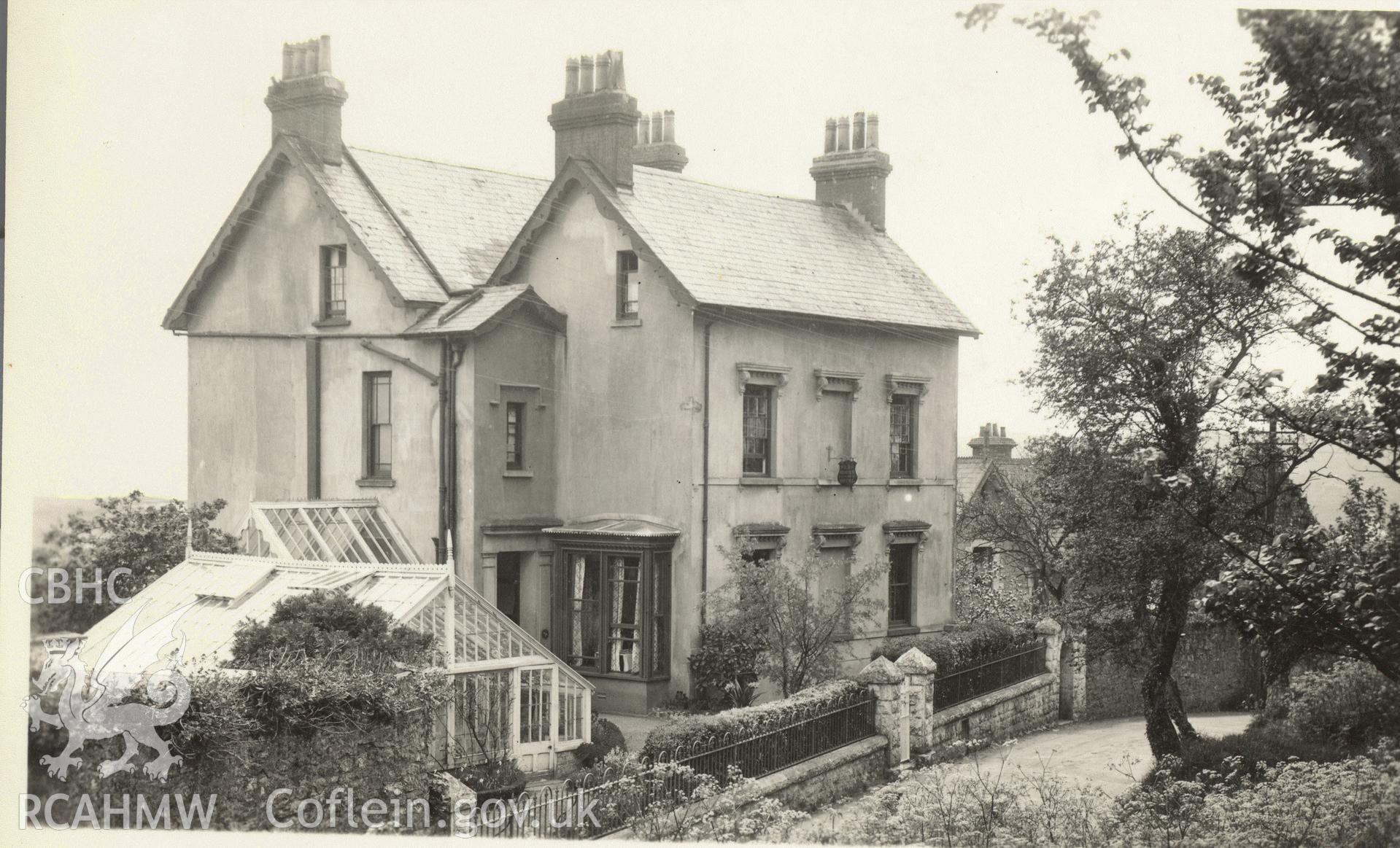 Un-named house, Squibbs, Tenby and Pembroke Dock. Digitised postcard image of an unlocated site. Produced by Parks and Gardens Data Services, from an original item in the Peter Davis Collection at Parks and Gardens UK. We hold only web-resolution images of this collection, suitable for viewing on screen and for research purposes only. We do not hold the original images, or publication quality scans.