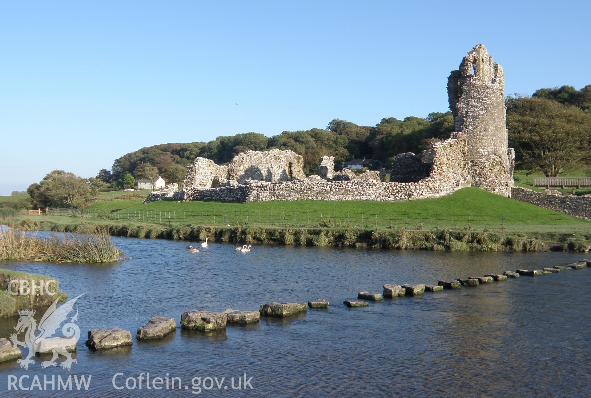 Colour photo of Ogmore Castle, taken by Paul R. Davis, 26th September 2009.