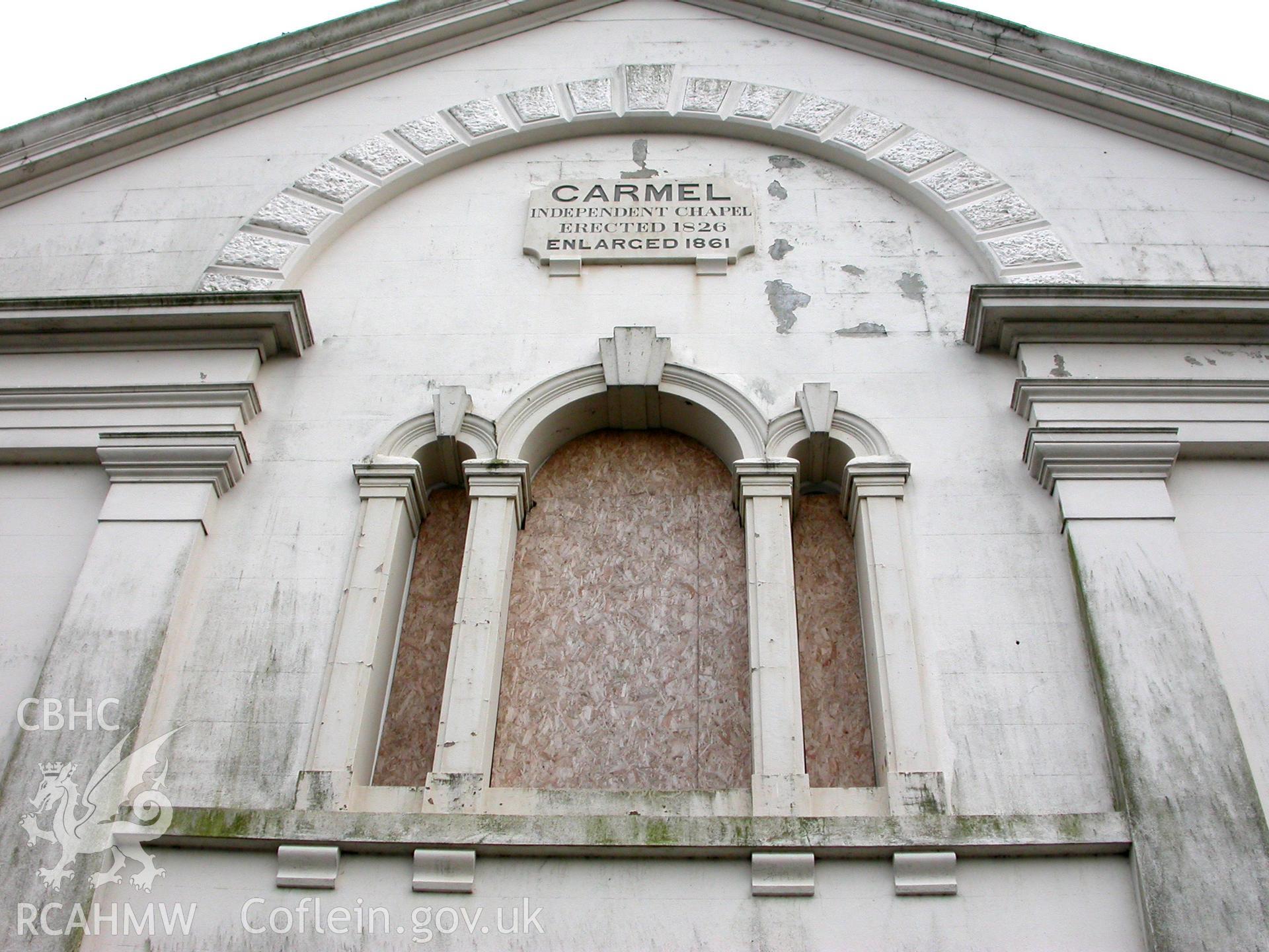 Arched Venetian window on the upper part of the chapel front