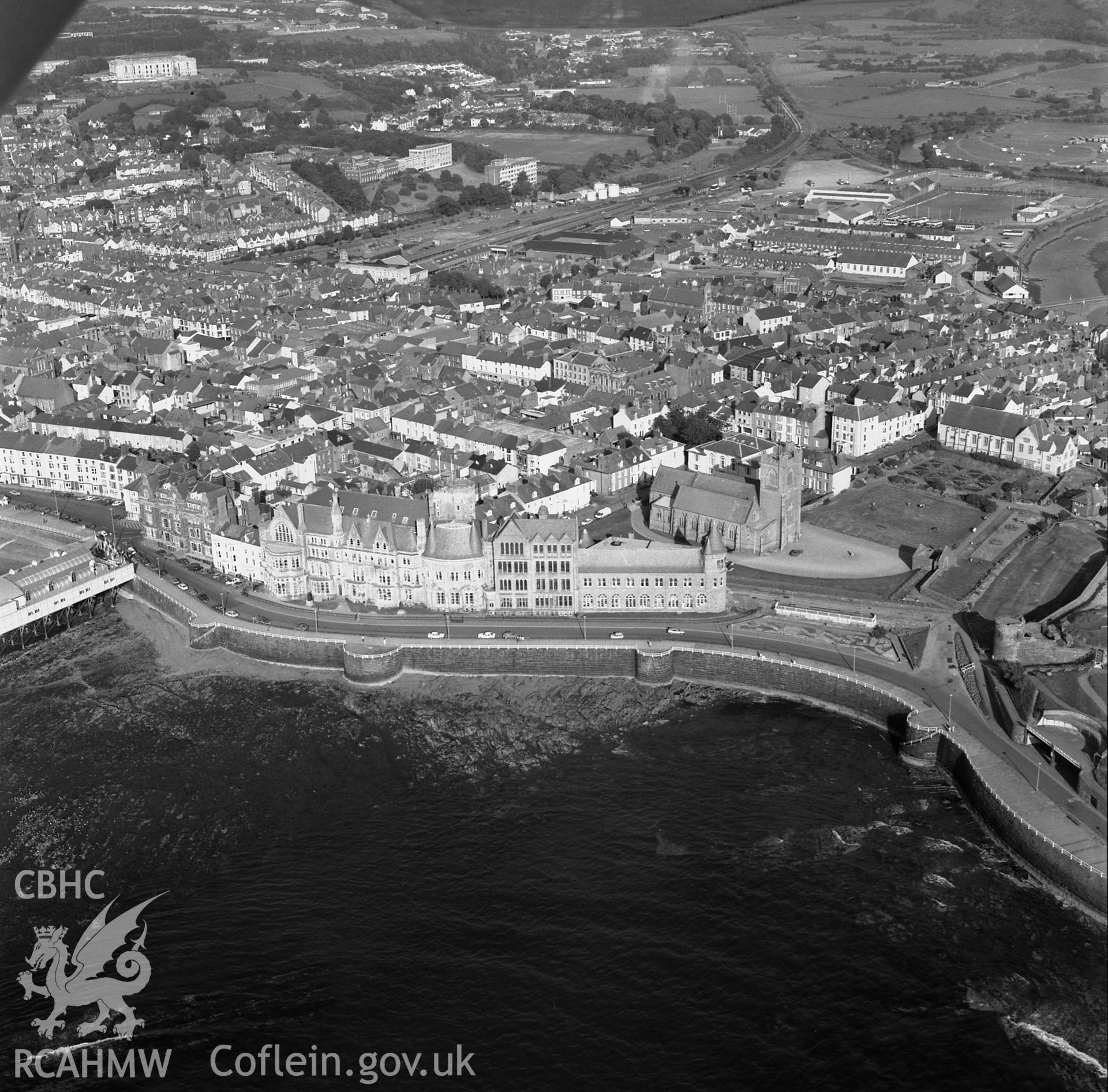 RCAHMW Black and white oblique aerial photograph of Old College (Castle House Hotel), Aberystwyth, taken by CR Musson on 24/06/88