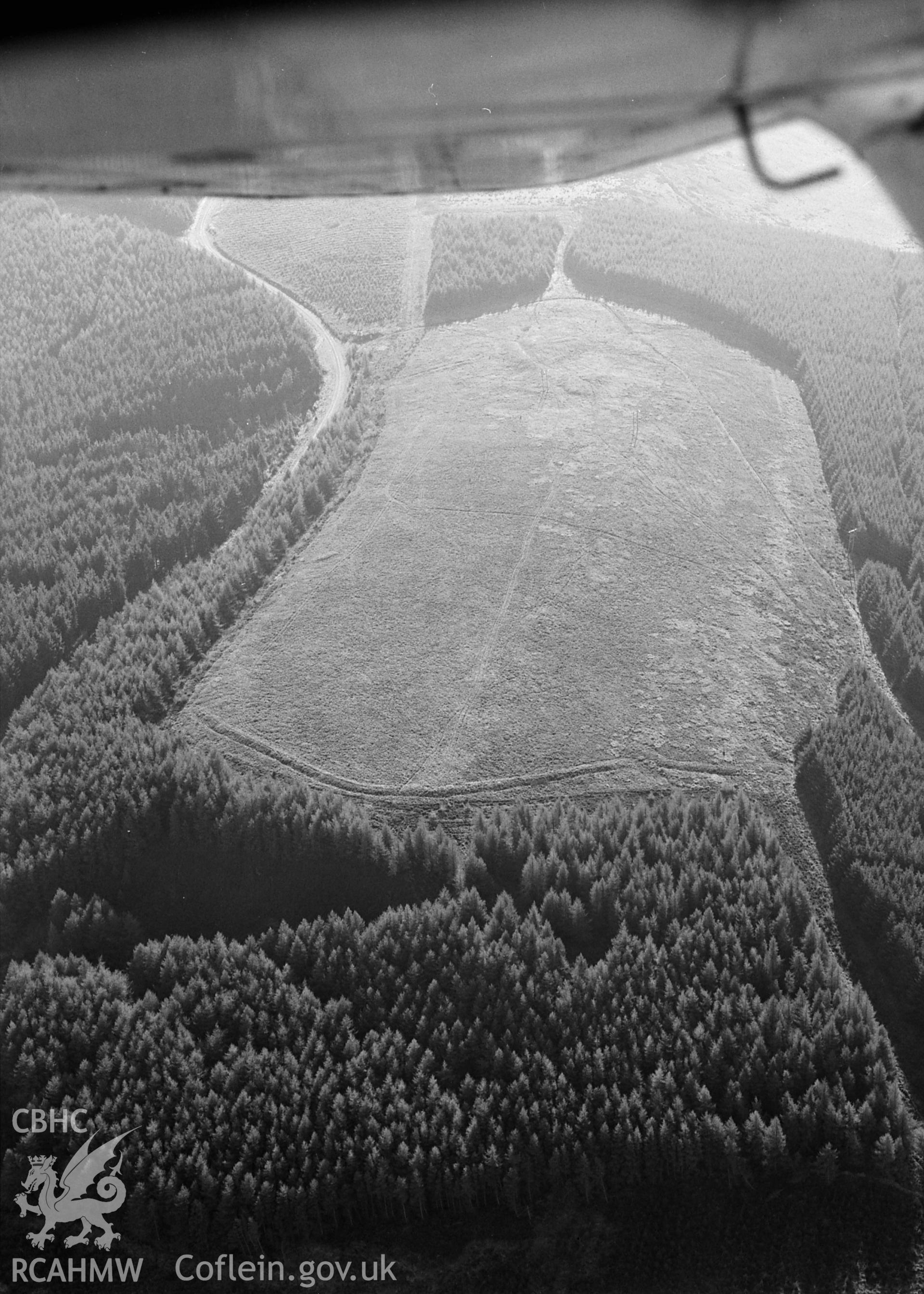RCAHMW Black and white oblique aerial photograph of Twyn-y-bridallt, Roman Camp, Ferndale, taken on 13/10/1999 by Toby Driver