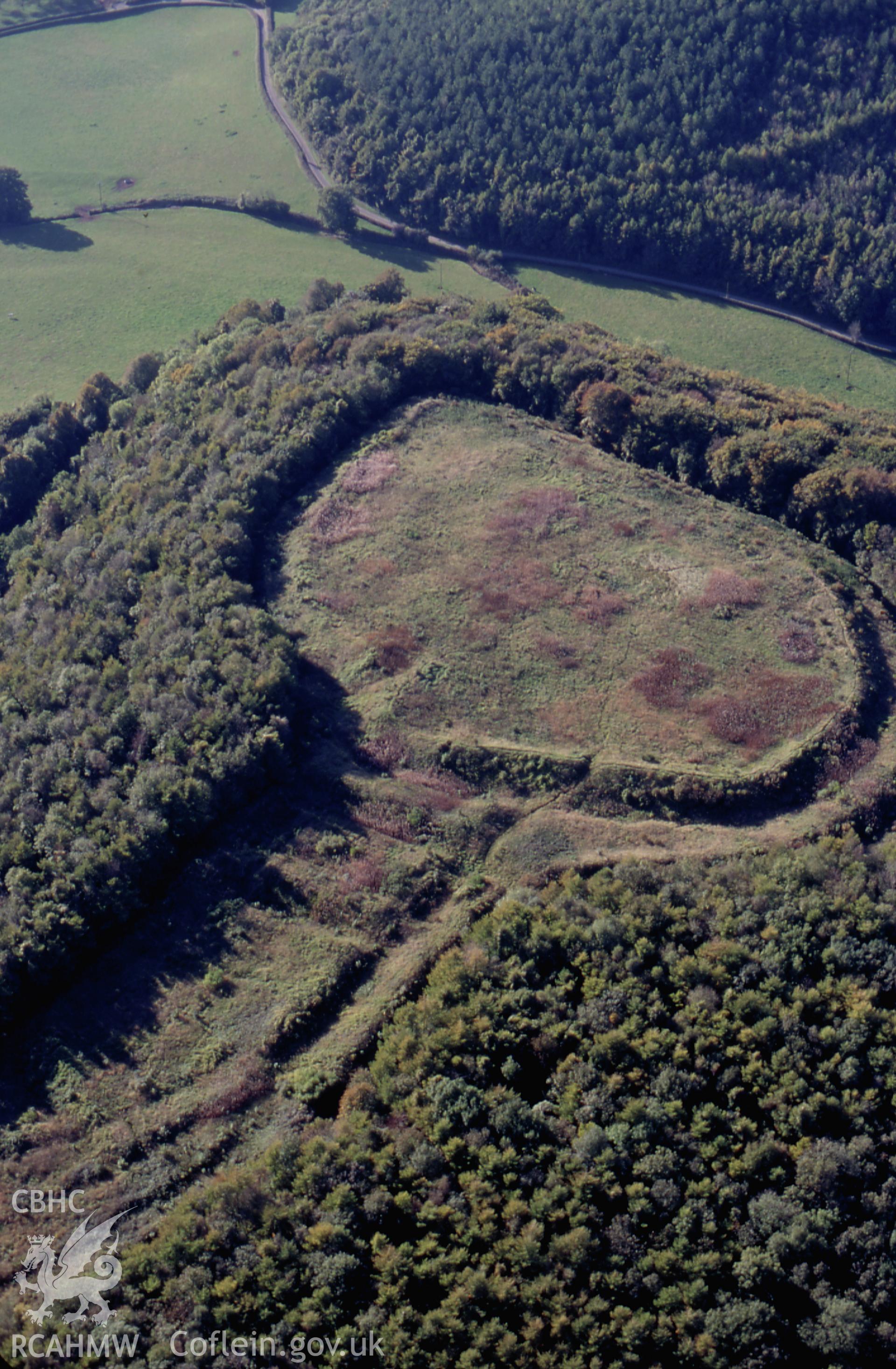 RCAHMW colour slide oblique aerial photograph of Llanmelin Wood Enclosure Camp, Shirenewton, taken on 18/10/1999 by Toby Driver