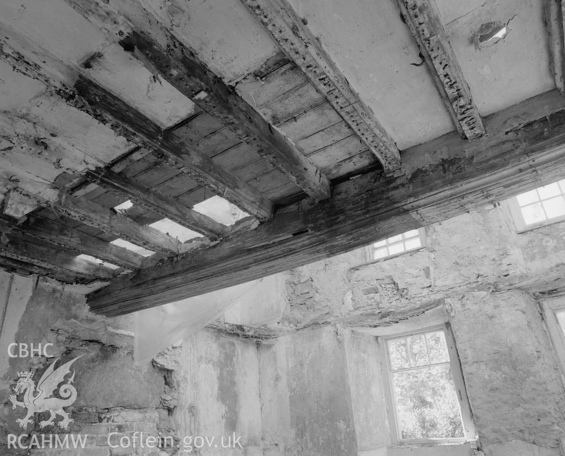 Moulded (hollow-roll-hollow) hall beam