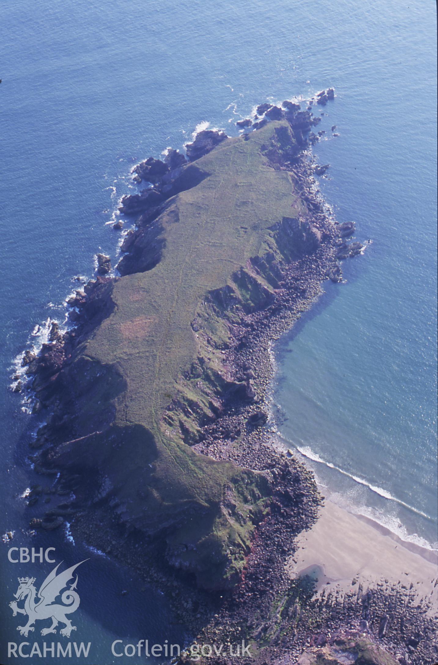 RCAHMW colour slide oblique aerial photograph of Gateholm Island, Marloes and St Brides, taken by T.G.Driver on the 23/08/2000