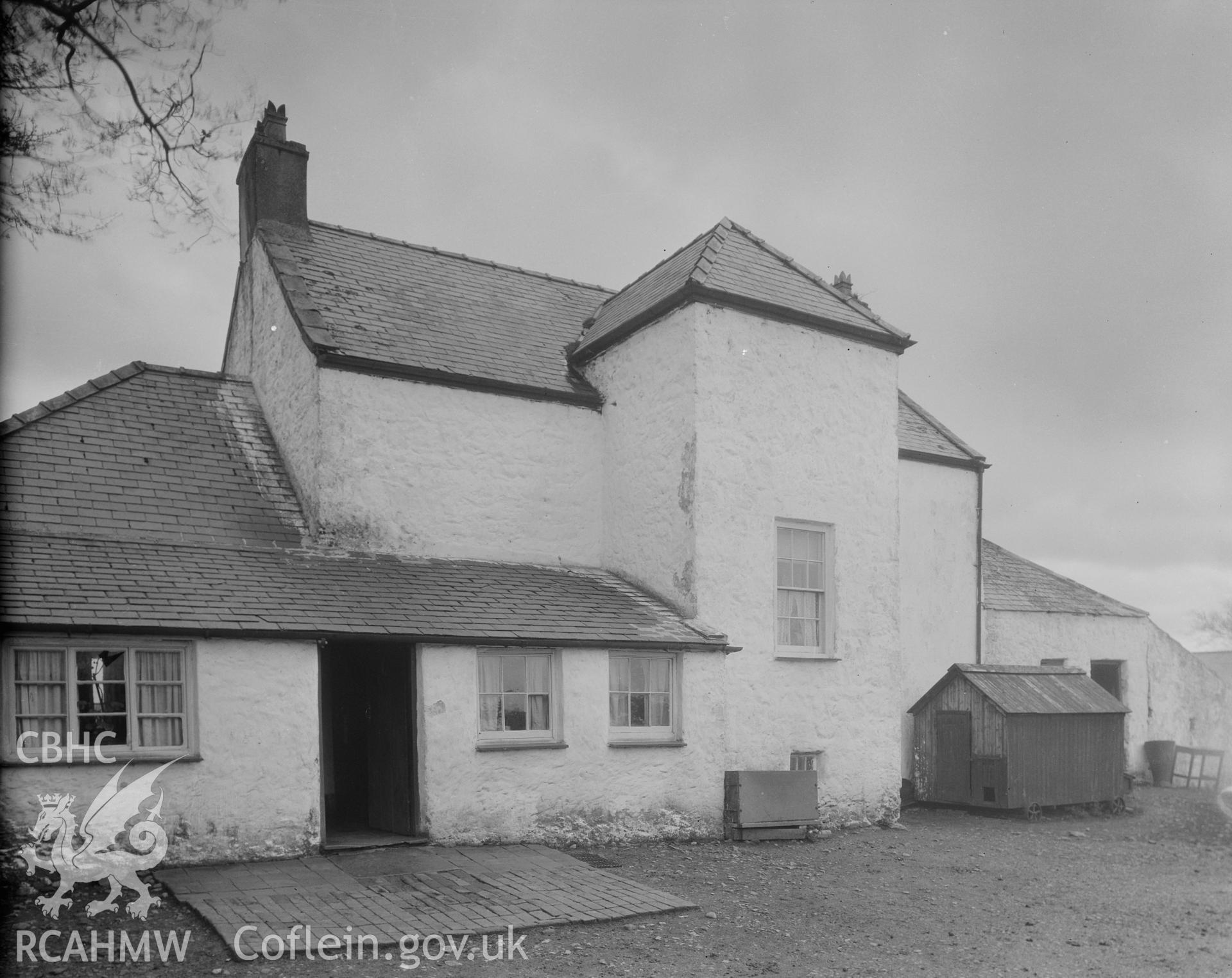 Descriptive account of Ty'n Llan, Llanddyfnan, including pencil sketch plan, investigator's notes, photocopy of the RCAHMW inventory, and one black and white photograph.
