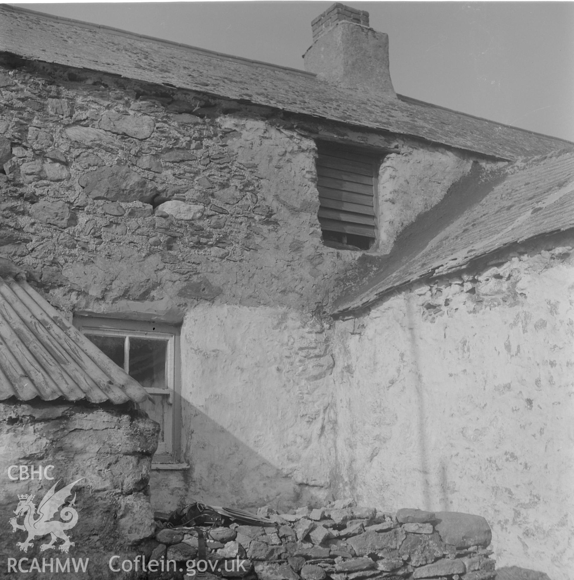 Rear elevation louvre window