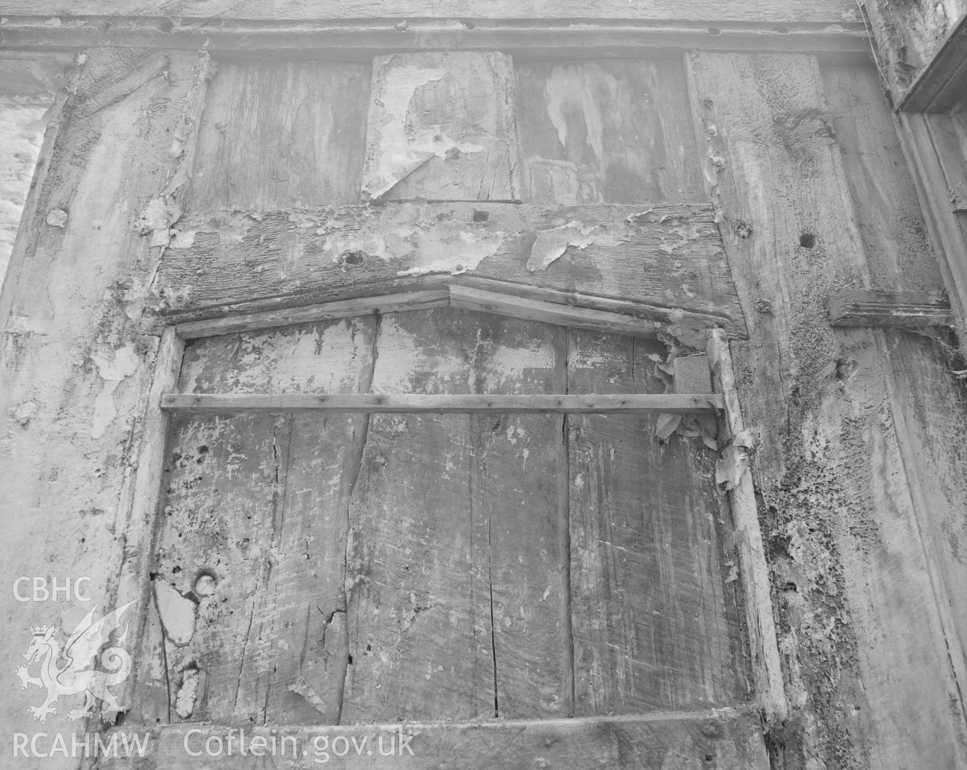 Tudor-arched doorway of partition