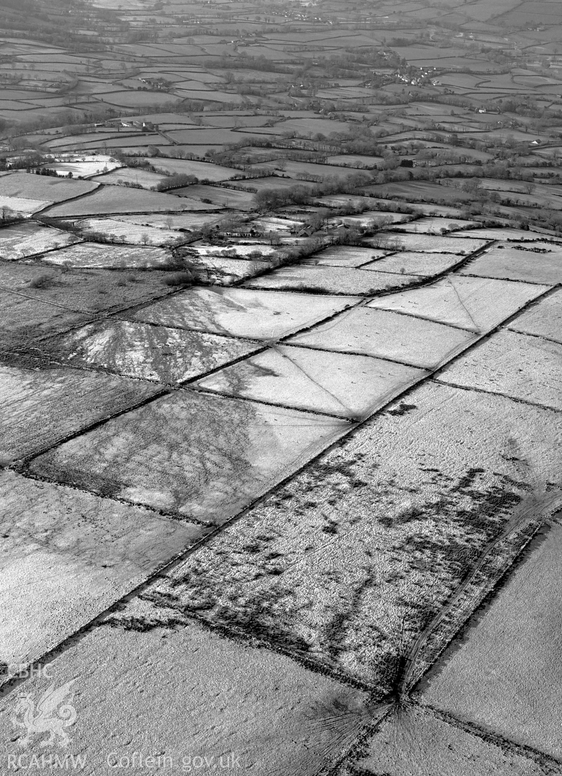 RCAHMW Black and white oblique aerial photograph of fields near Waun Castle, Cellan, taken on 19/12/1999 by Toby Driver