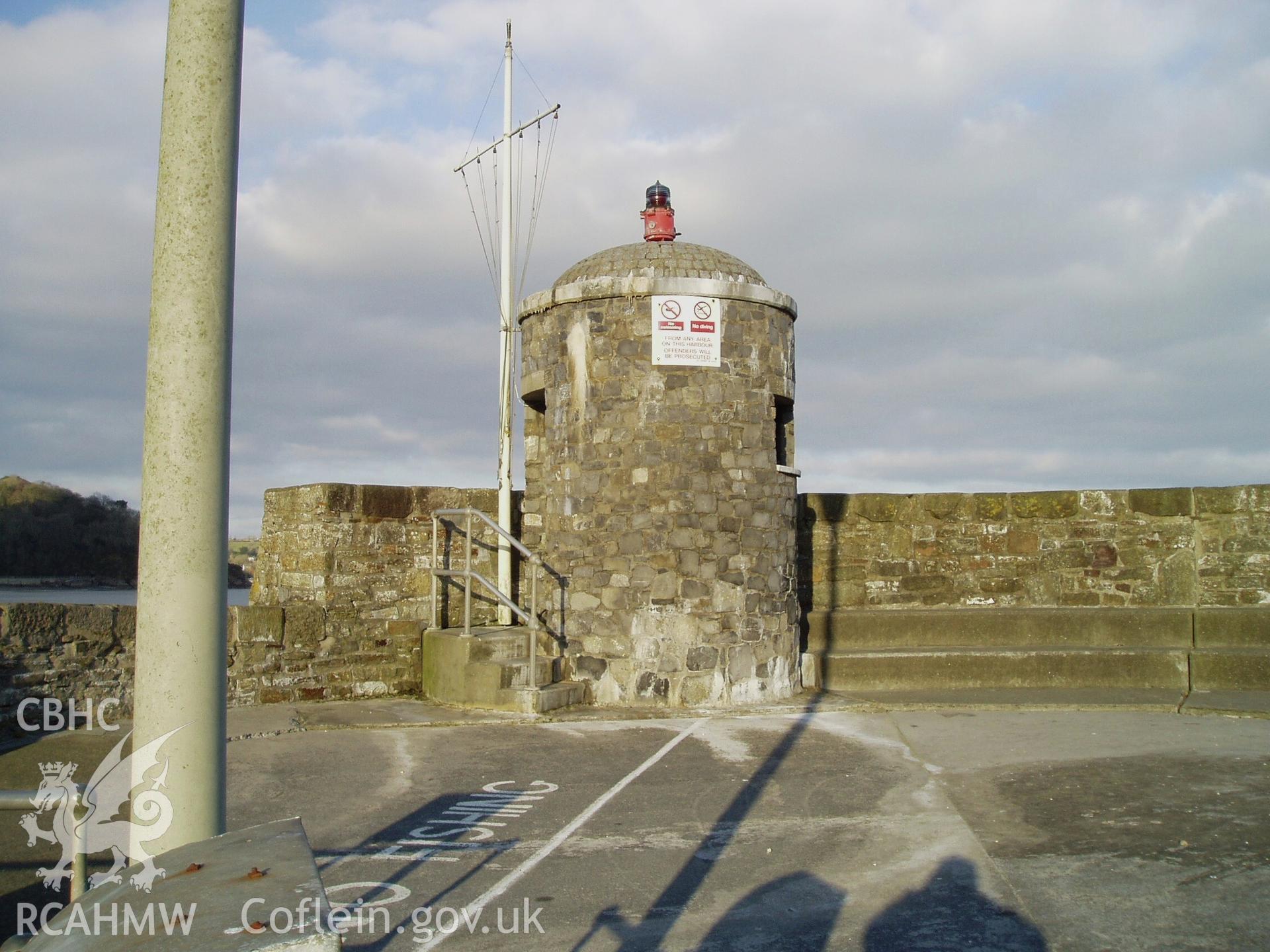 Colour digital photograph showing the lighthouse at Saundersfoot Harbour taken by Phil Kingdom, 2009.