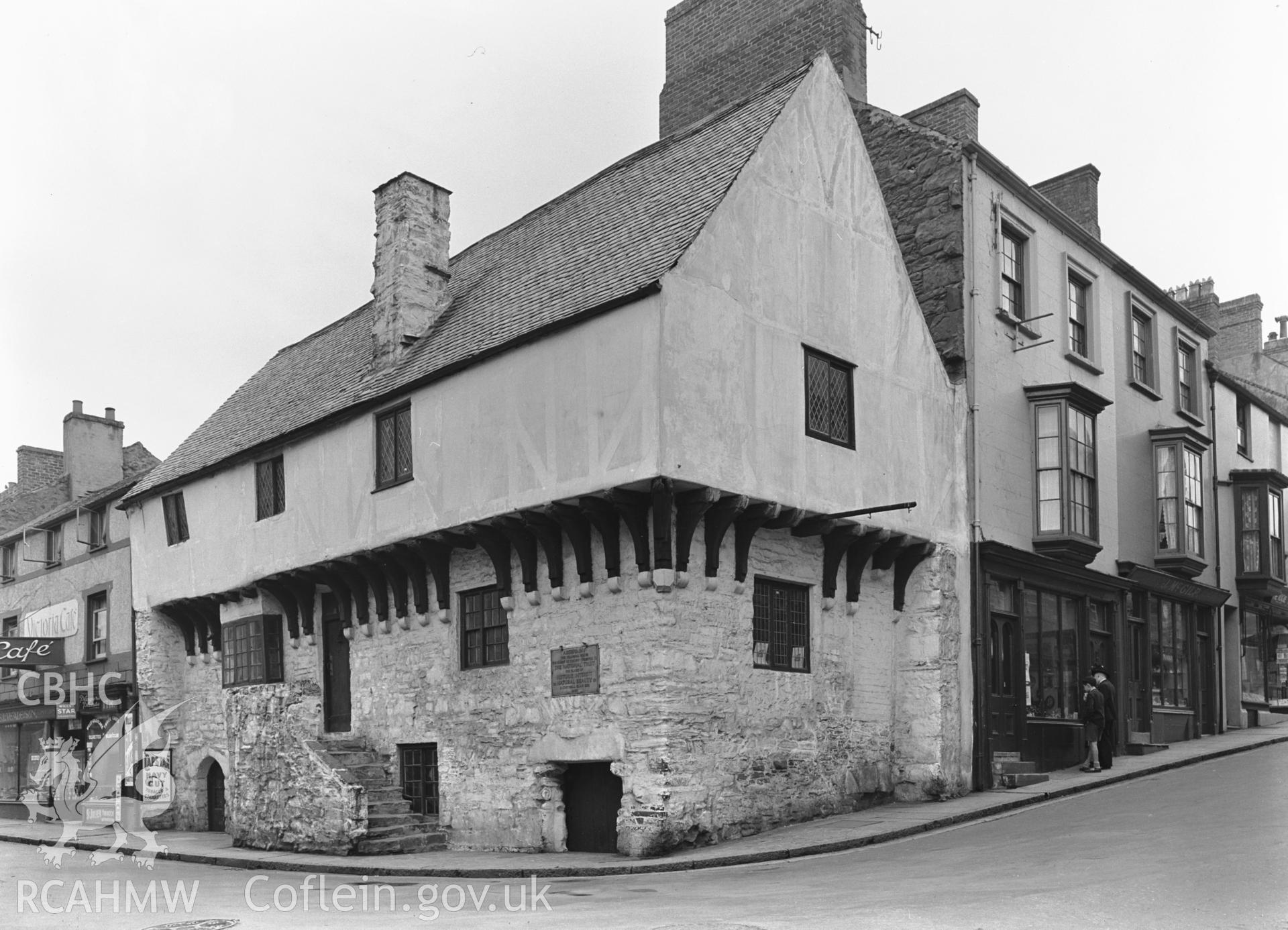 Exterior view showing the Castle Street and High Street corner.