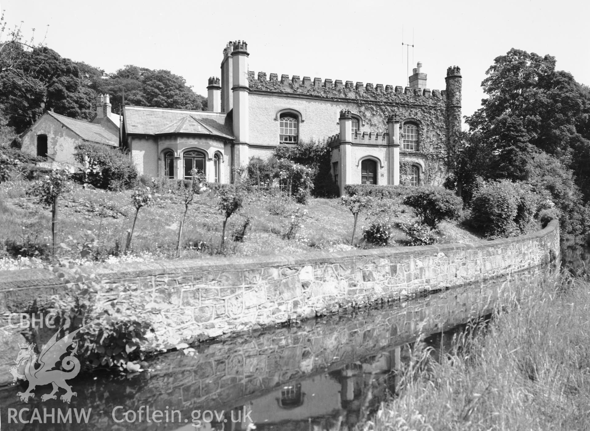 A single black and white photograph showing Siambr-wen, Llangollen.  Negative held.