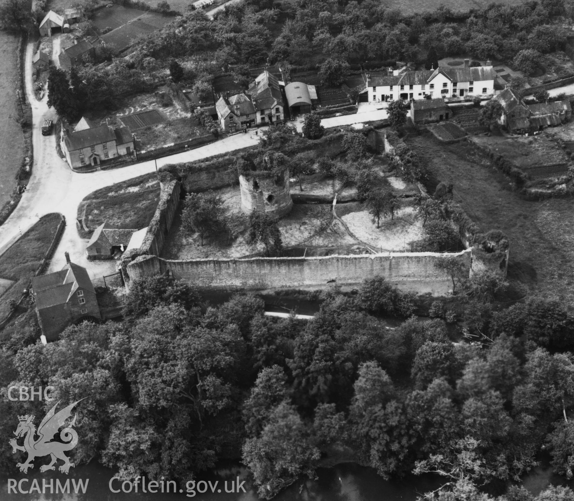 View of Skenfrith showing castle and lorry. Oblique aerial photograph, 5?" cut roll film.