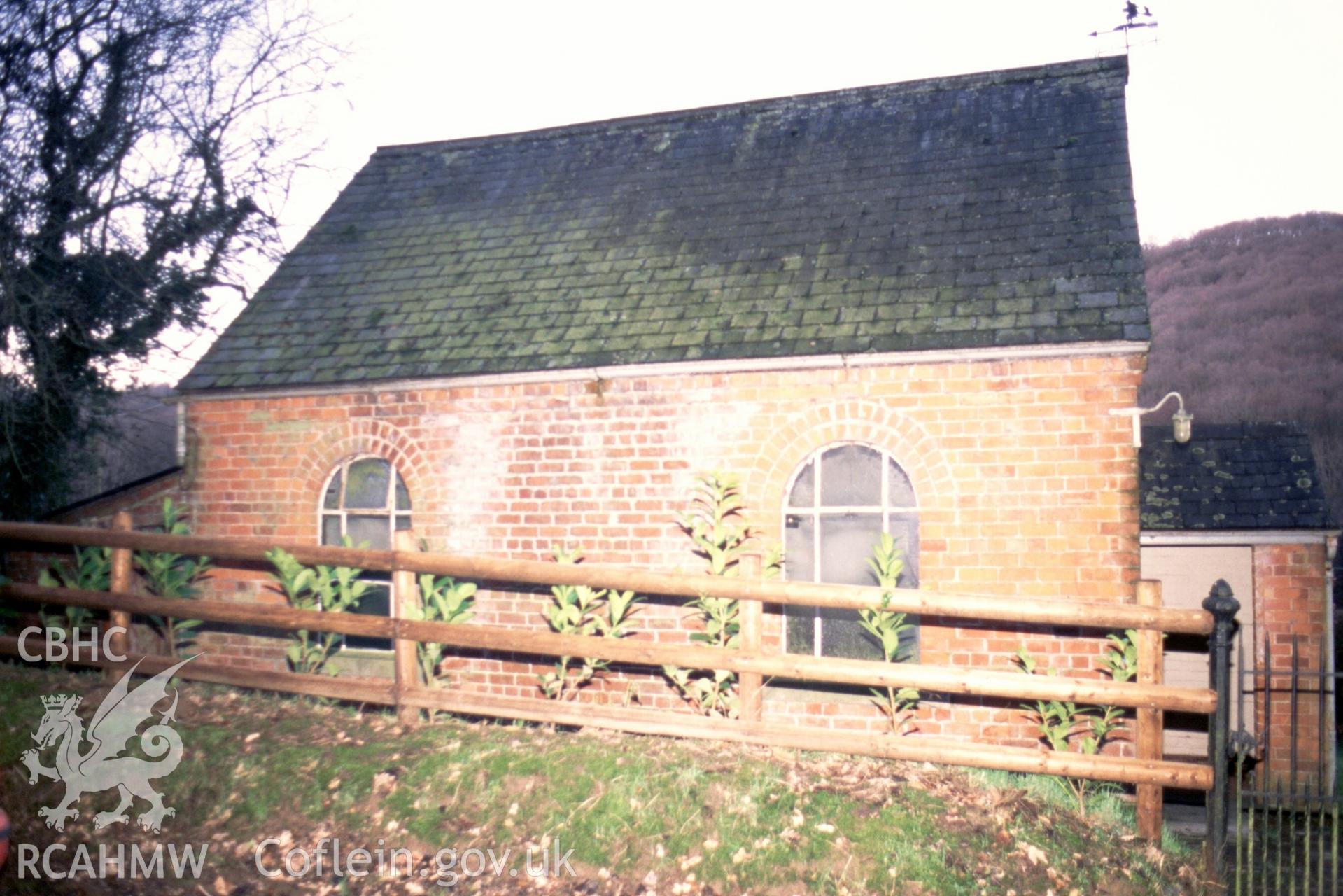 Exterior, long LH side wall (with flash)