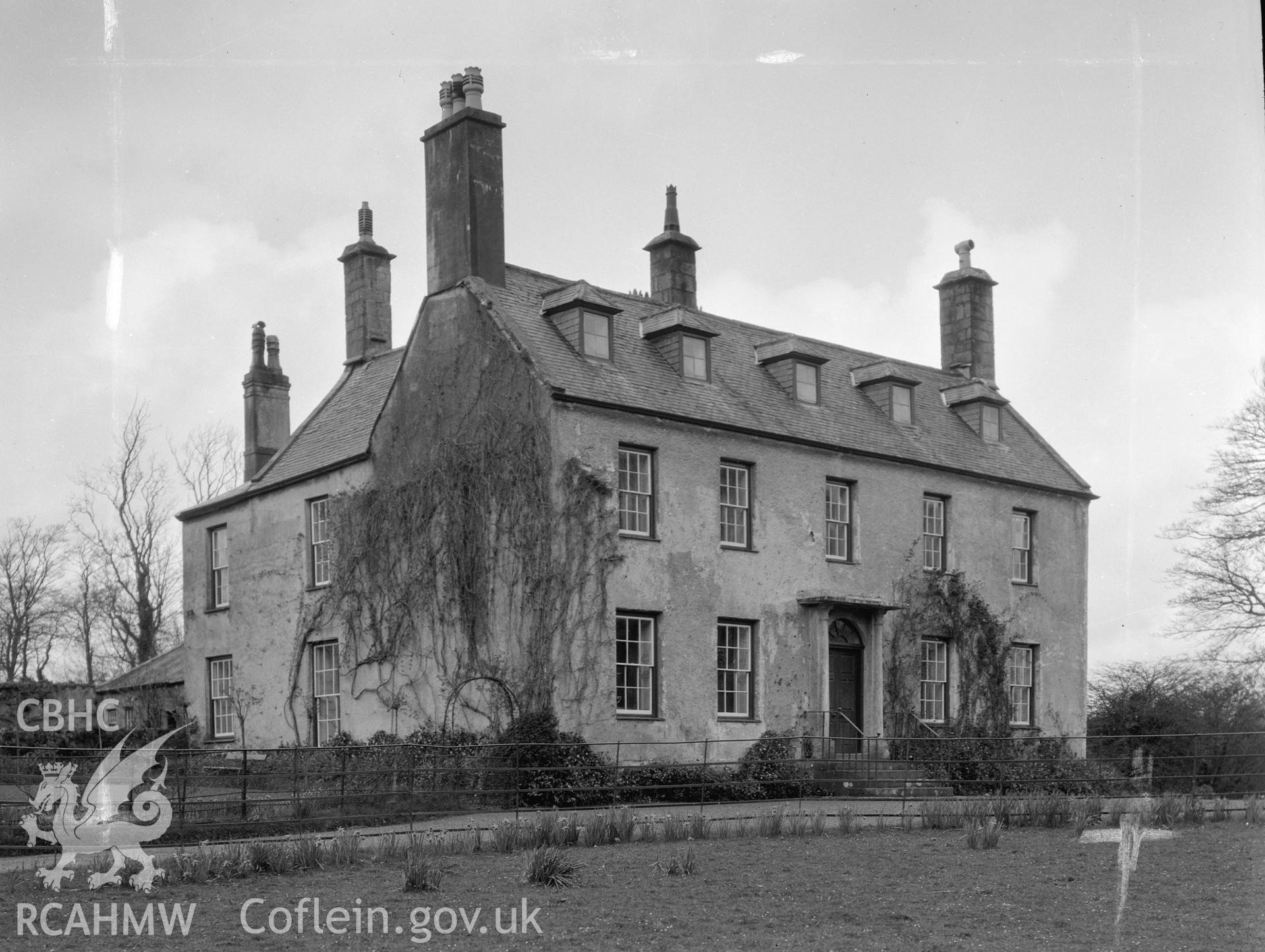 Descriptive account of Plas Llanddyfnan, Llanddyfnan, including investigator's report, photocopy of extract from RCAHMW inventory, and ablack and white photograph from 1960.