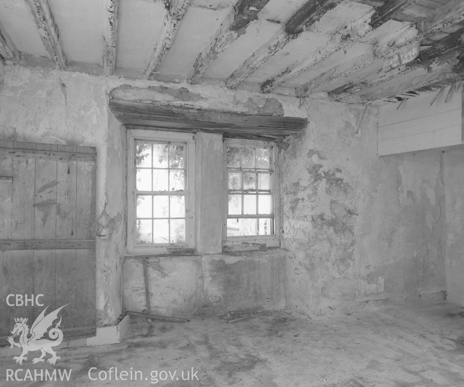 Double ogee moulded lintel over hall window