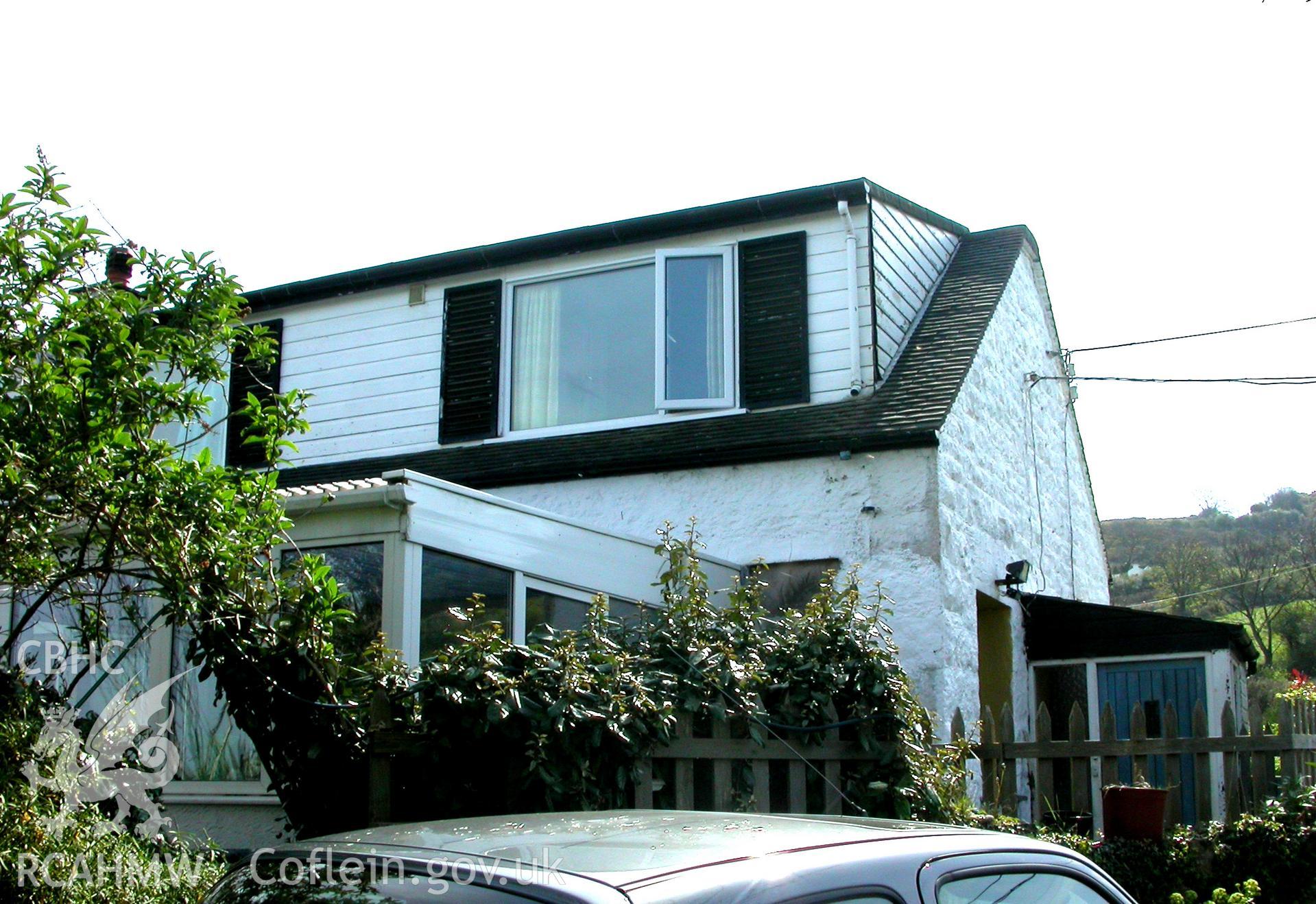 Exterior, 3/4 view from lane